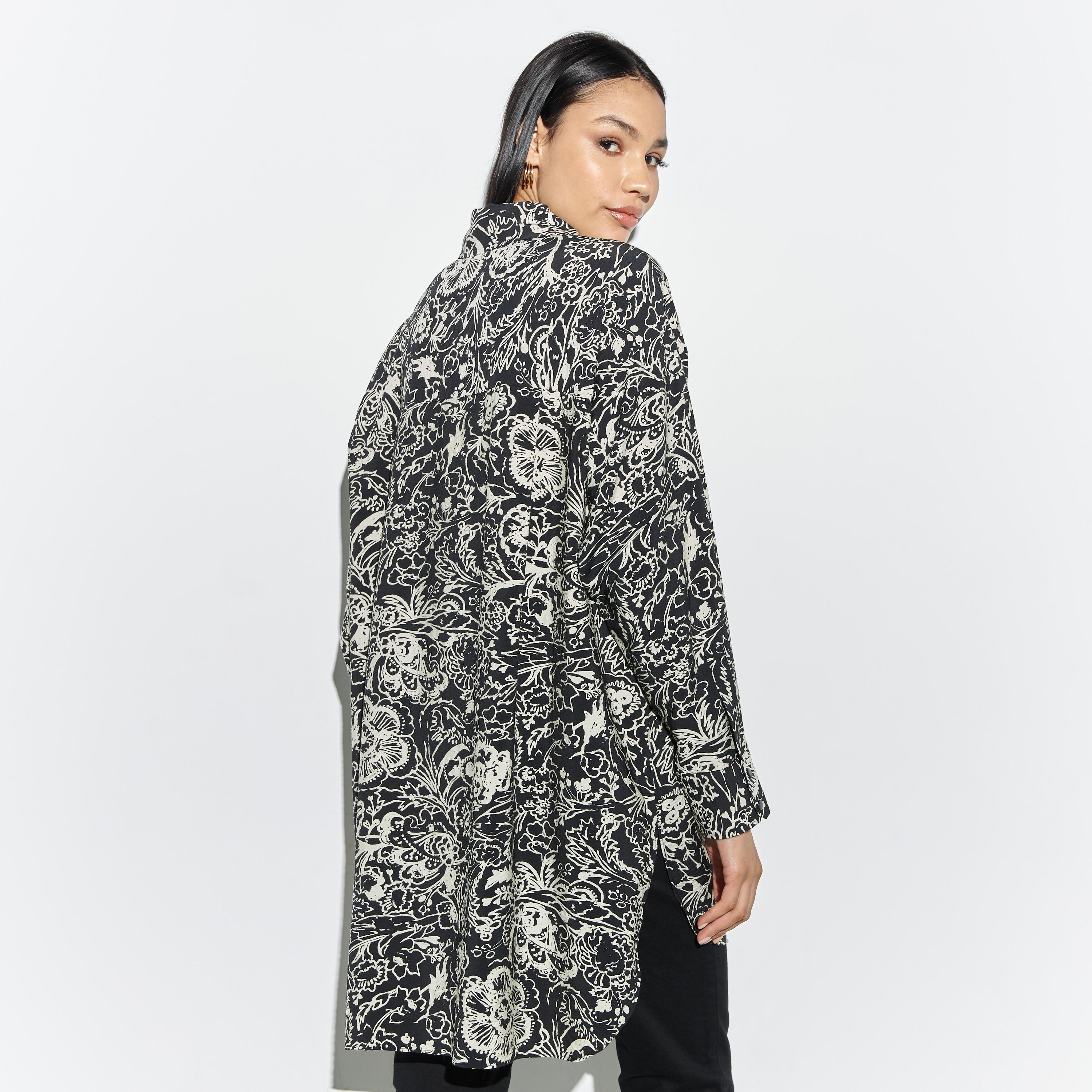 قميص فضفاض طويل بطبعات وحواف غير متماثلة-women-clothing-shirtsandblouses-shirts-image-2