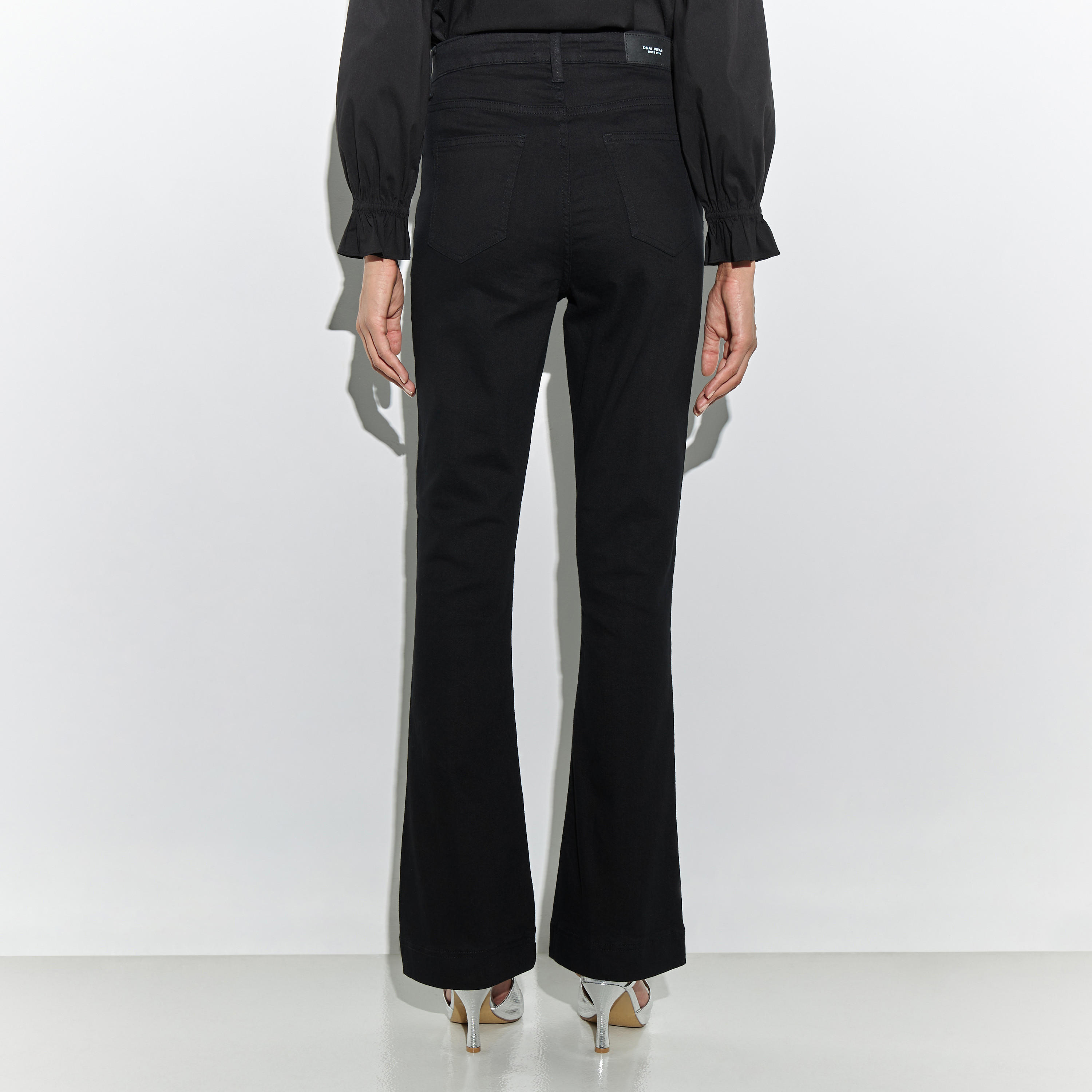 بنطلون جينز سادة بجيوب-women-clothing-bottoms-jeans-image-2