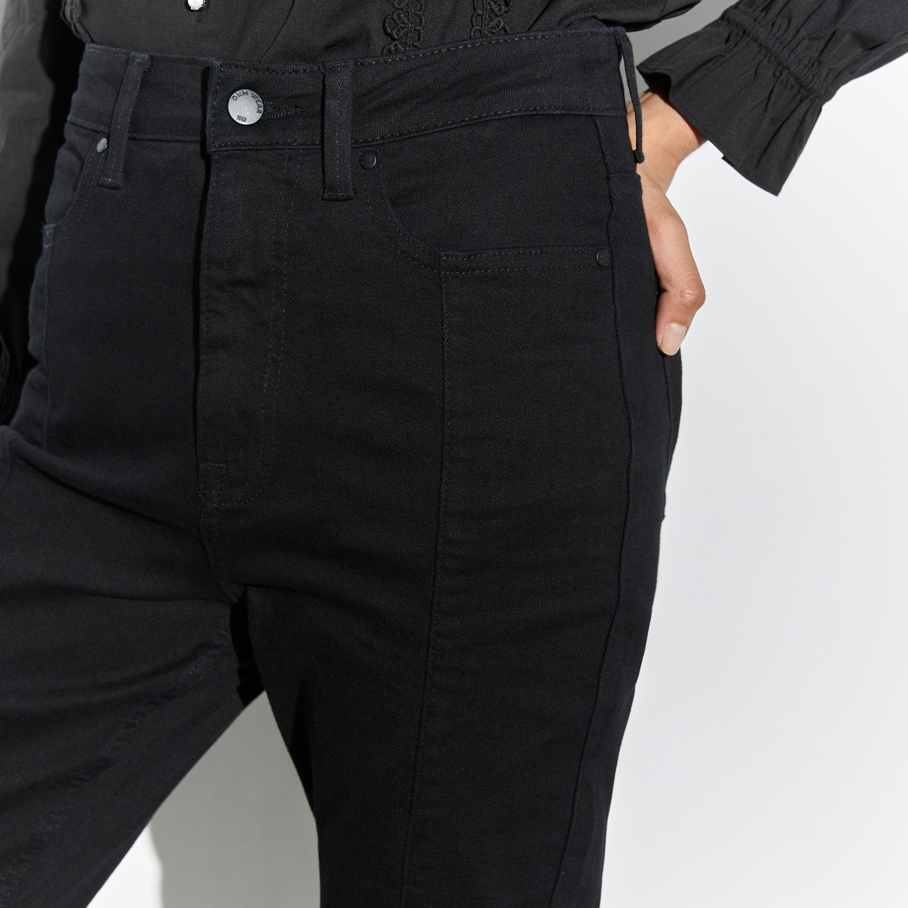 بنطلون جينز سادة بجيوب-women-clothing-bottoms-jeans-image-1
