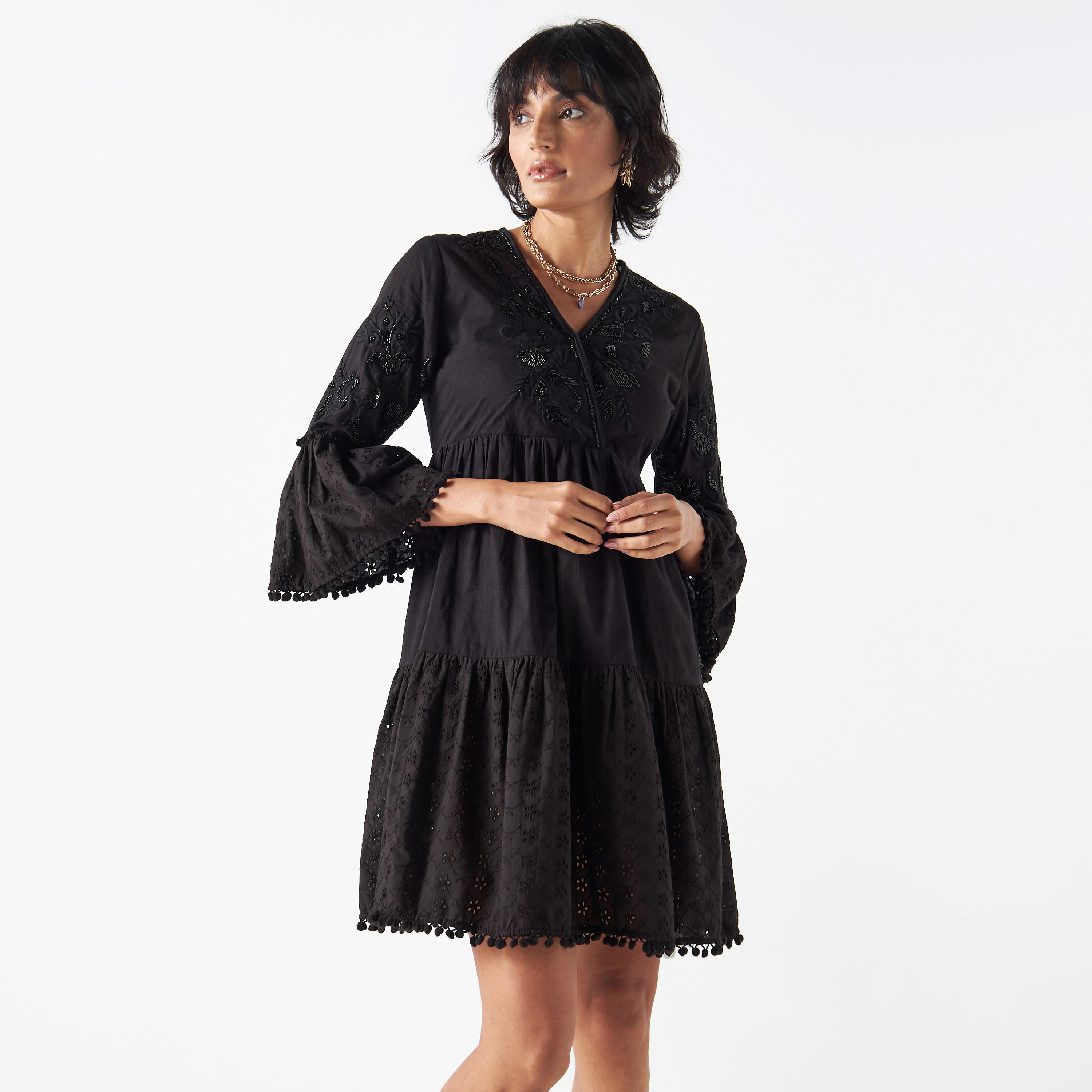 فستان متعدد الطبقات مزين بالزهور بياقة V وأكمام 3/4-women-clothing-dresses-image-1