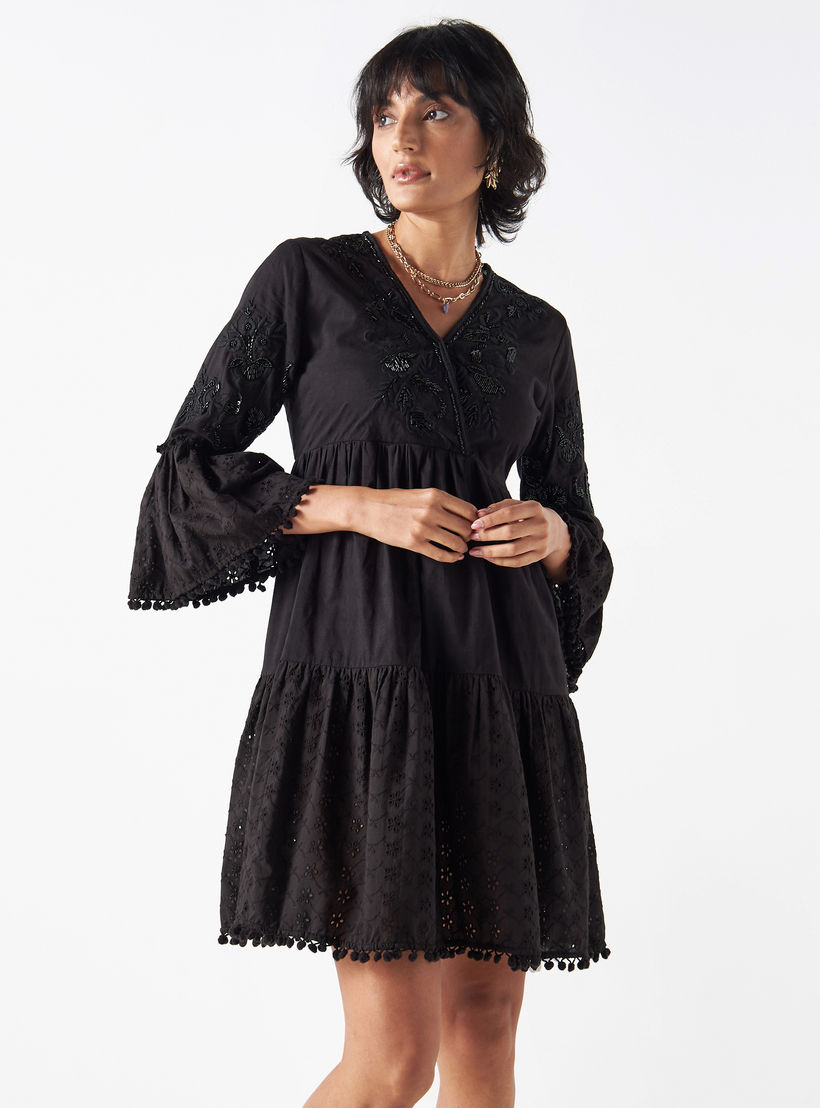 فستان متعدد الطبقات مزين بالزهور بياقة V وأكمام 3/4-women-clothing-dresses-image-1