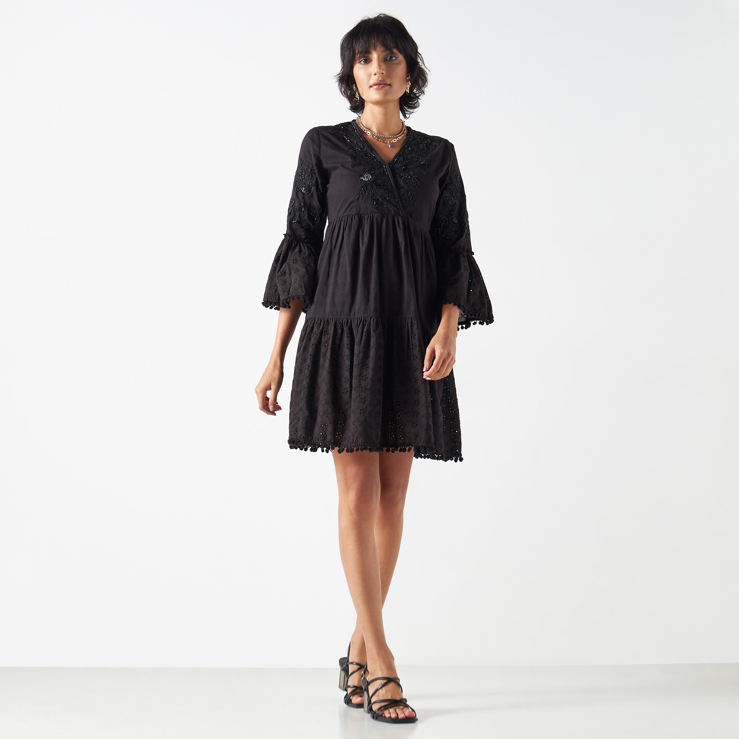 فستان متعدد الطبقات مزين بالزهور بياقة V وأكمام 3/4-women-clothing-dresses-image-2