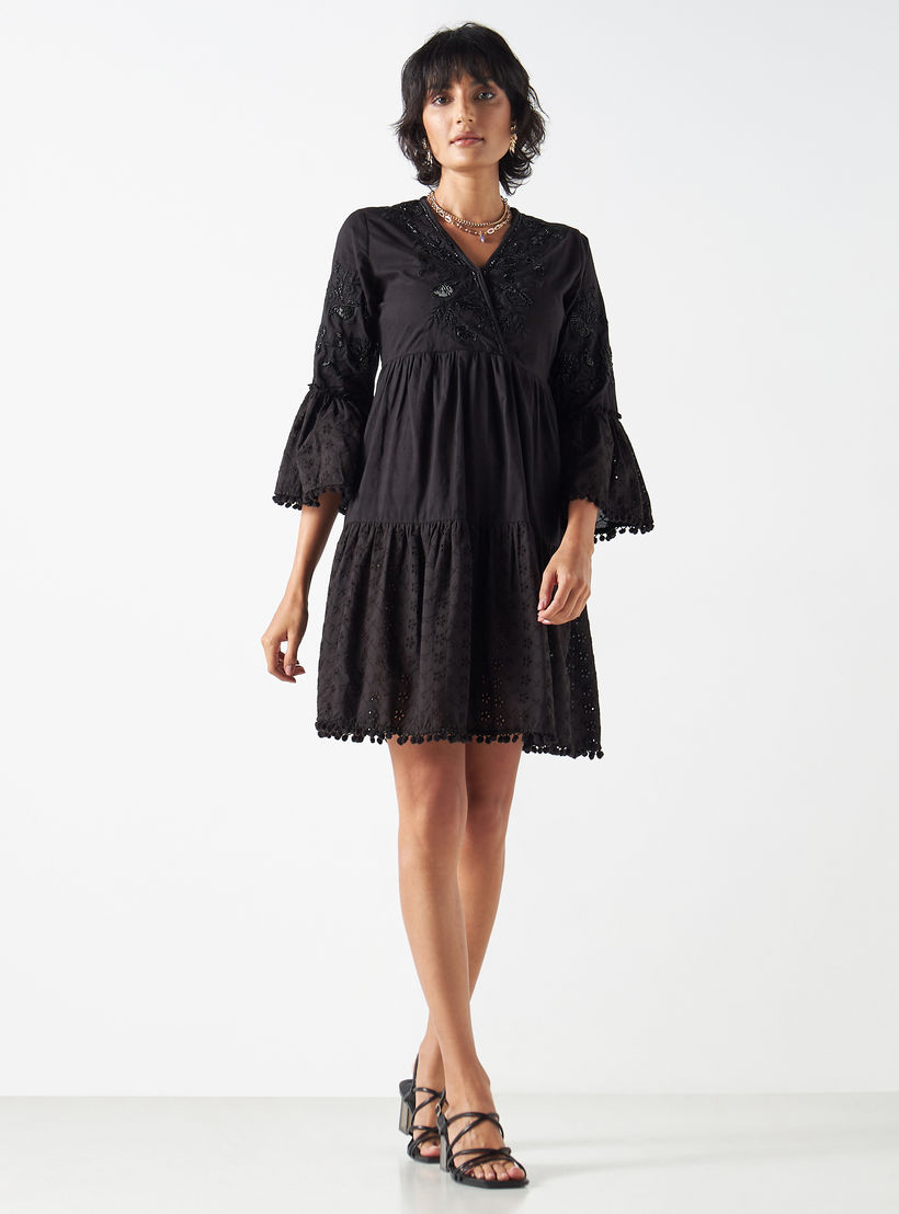 فستان متعدد الطبقات مزين بالزهور بياقة V وأكمام 3/4-women-clothing-dresses-image-2