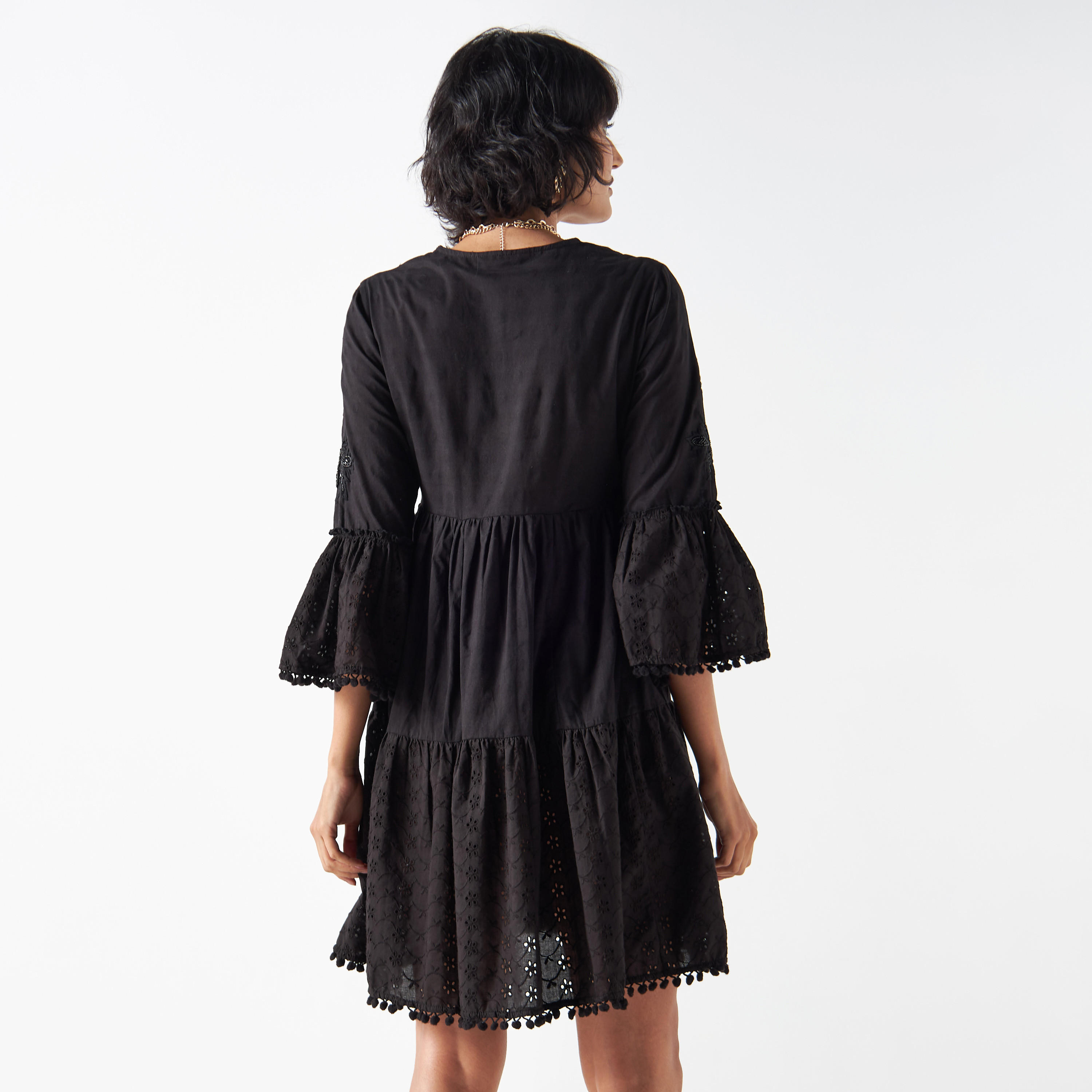 فستان متعدد الطبقات مزين بالزهور بياقة V وأكمام 3/4-women-clothing-dresses-image-3