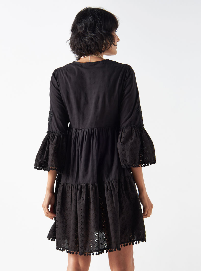 فستان متعدد الطبقات مزين بالزهور بياقة V وأكمام 3/4-women-clothing-dresses-image-3