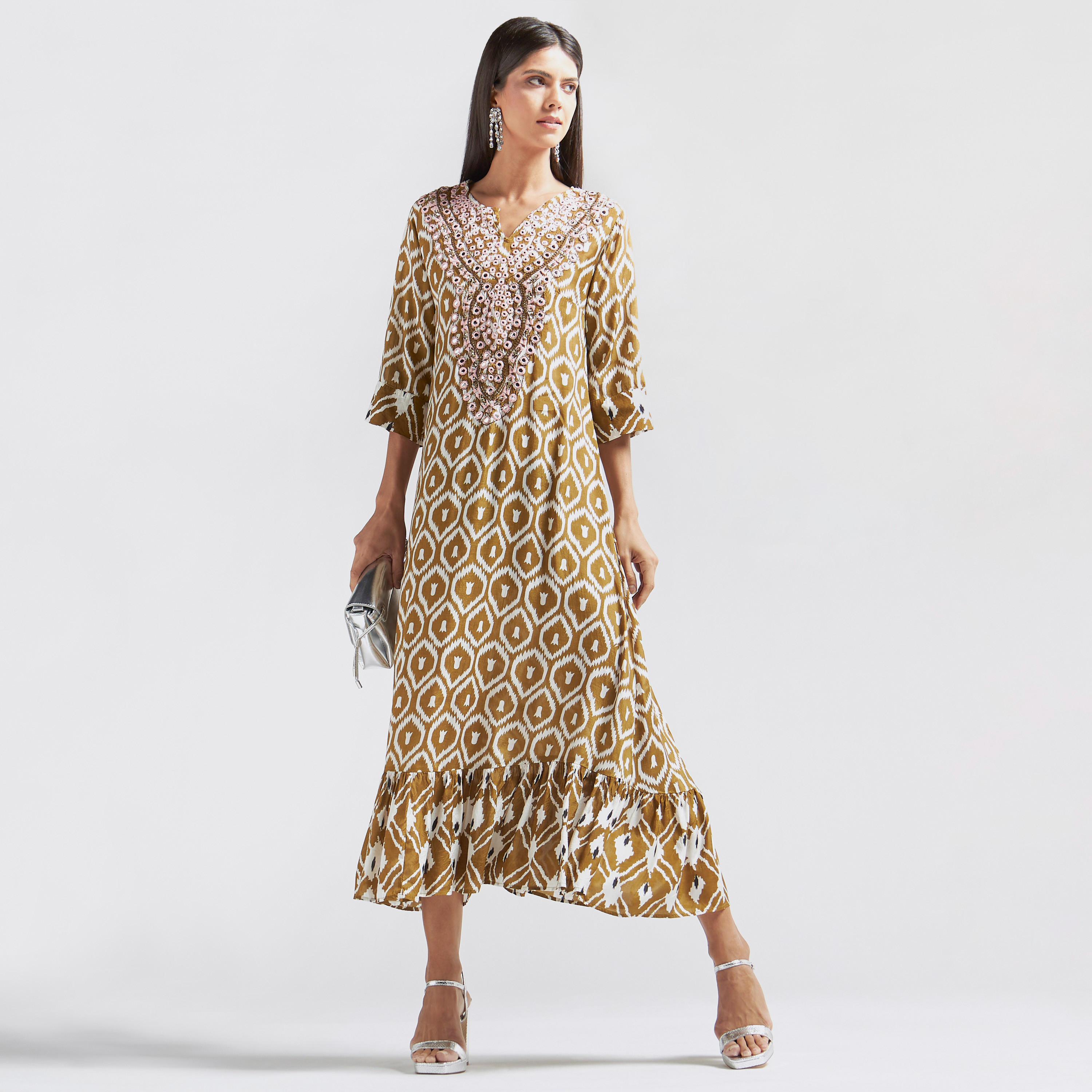 فستان إيه لاين طويل مزيّن بياقة v وحواف كشكش-women-clothing-dresses-image-1