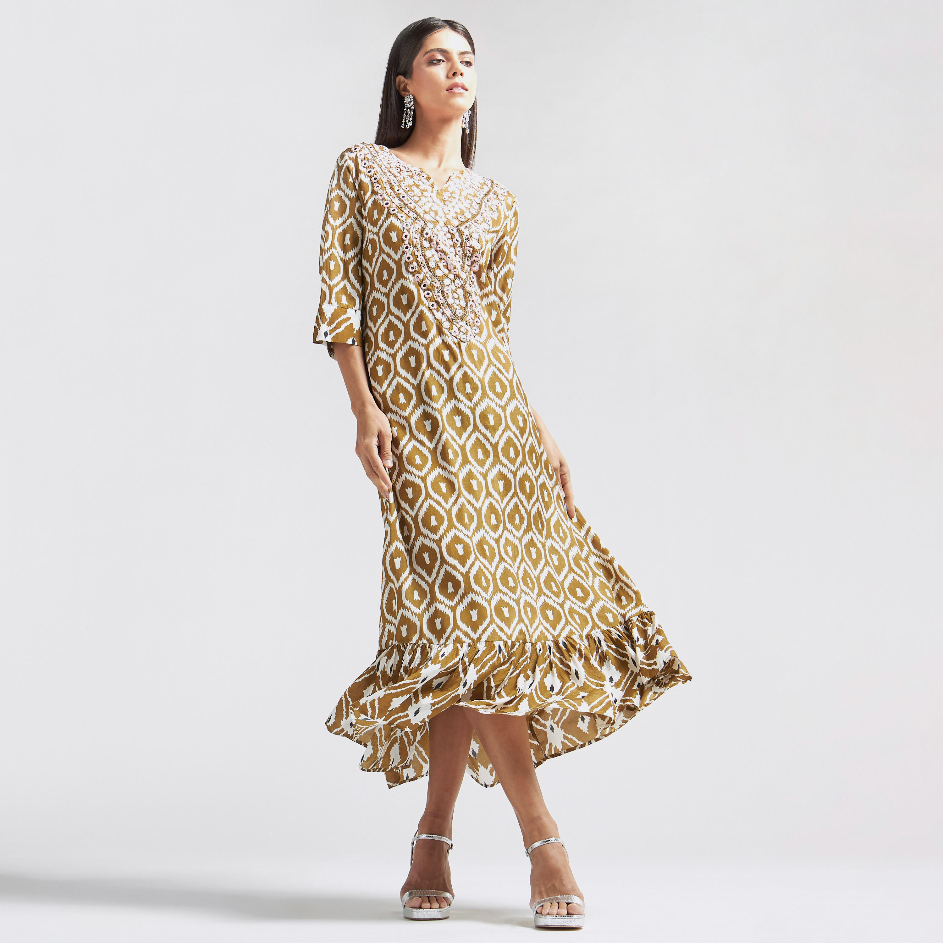 فستان إيه لاين طويل مزيّن بياقة v وحواف كشكش-women-clothing-dresses-image-2