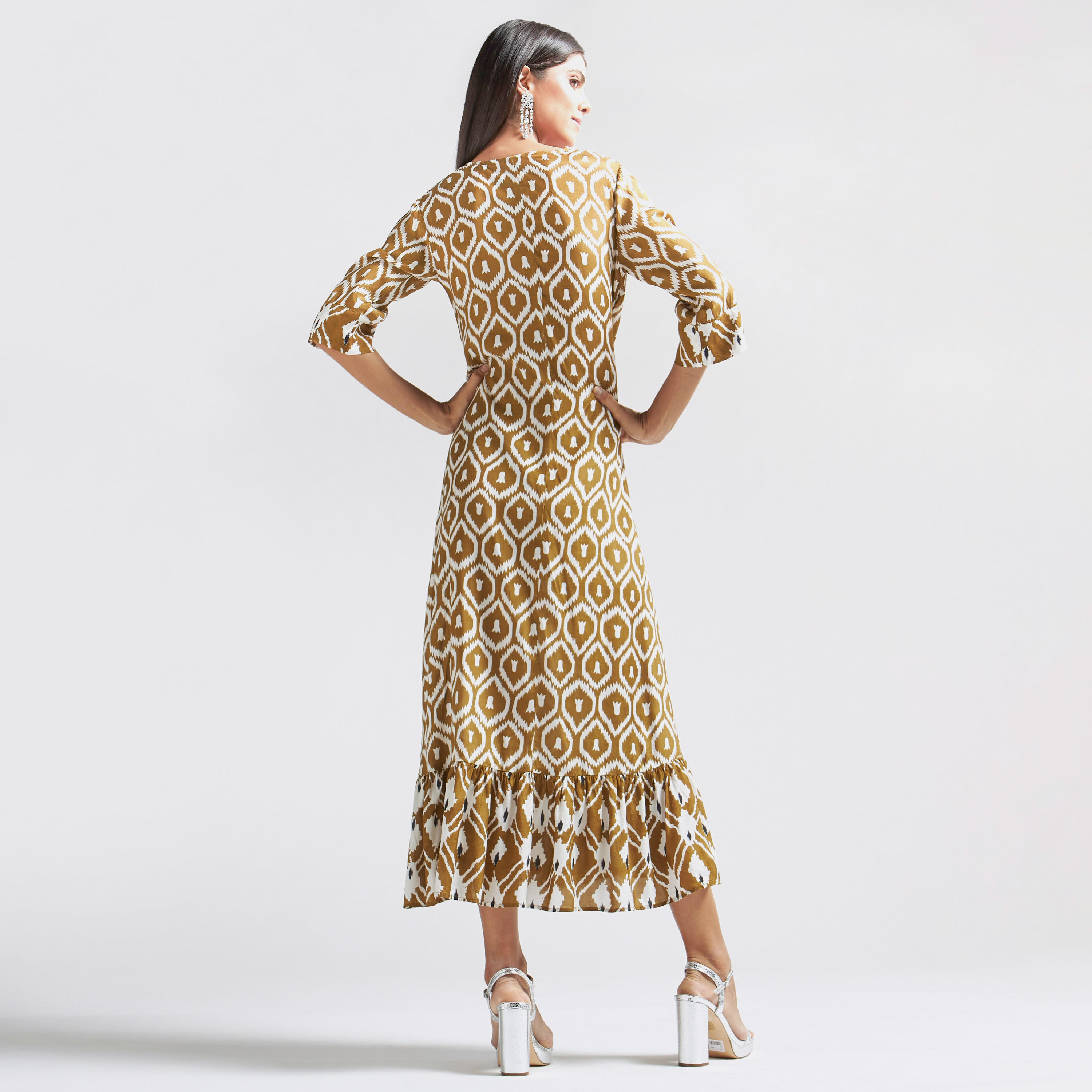 فستان إيه لاين طويل مزيّن بياقة v وحواف كشكش-women-clothing-dresses-image-3