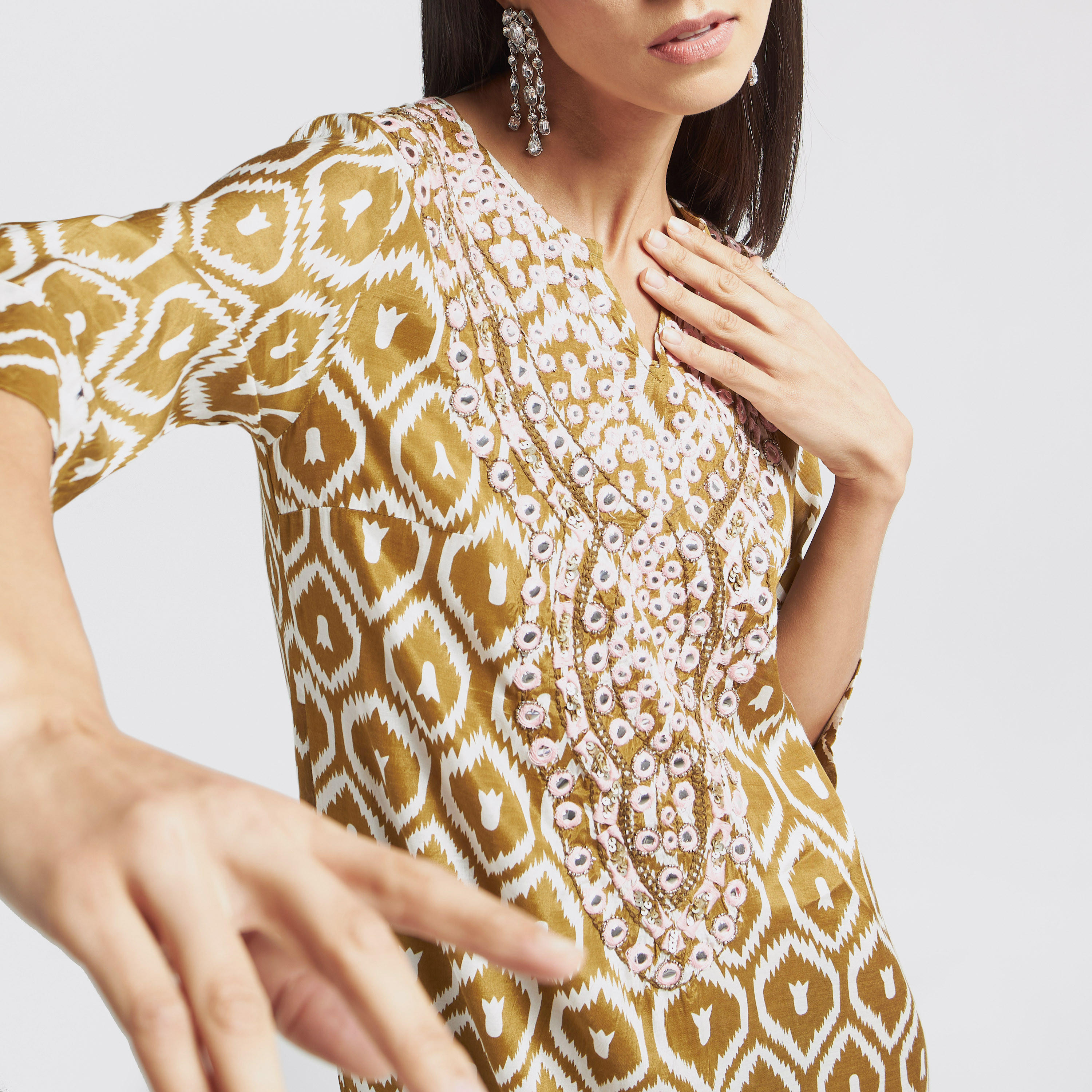 فستان إيه لاين طويل مزيّن بياقة v وحواف كشكش-women-clothing-dresses-image-4