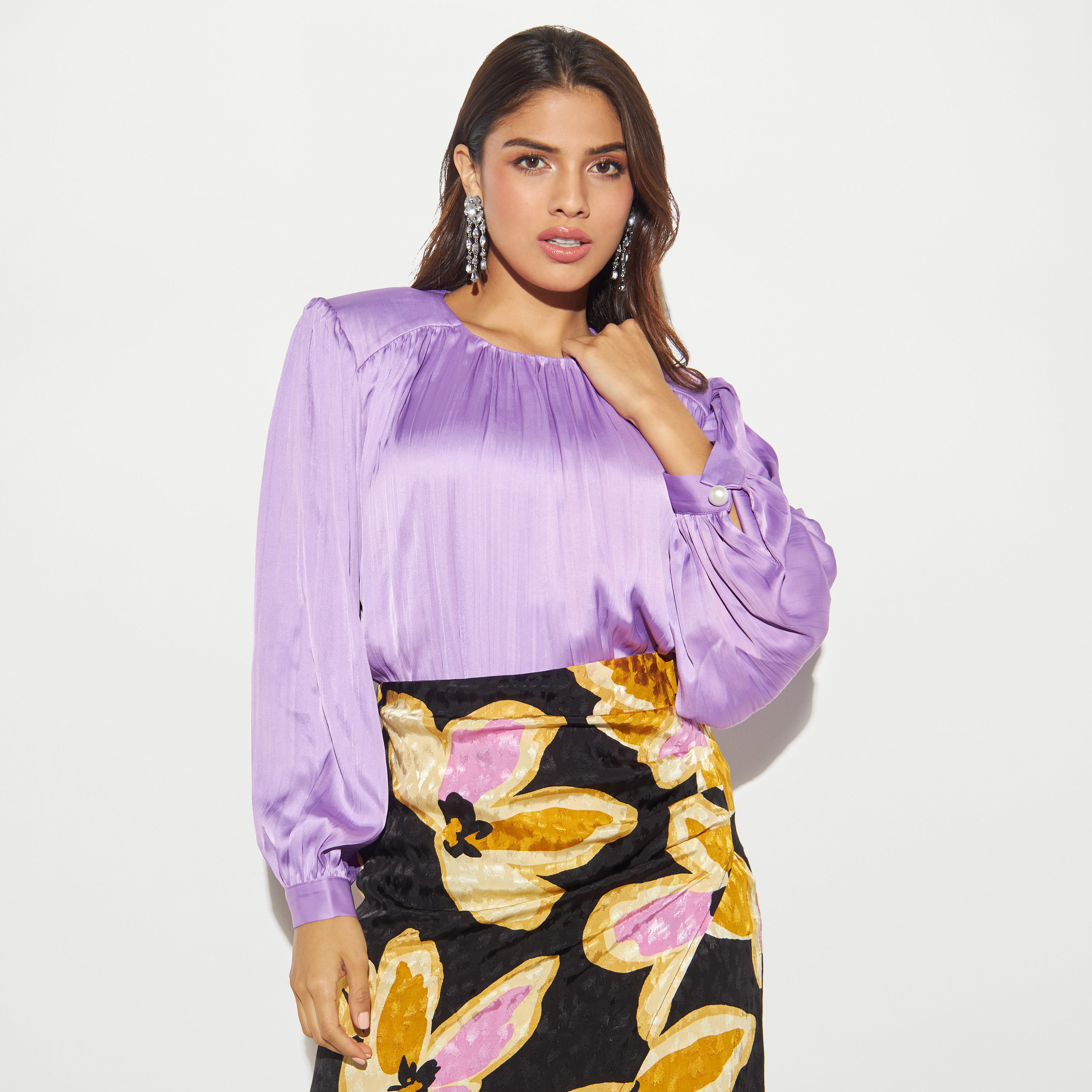 بلوزة بياقة ضيقة وأكمام منفوخة وتفاصيل كسرات-women-clothing-shirtsandblouses-blouses-image-1