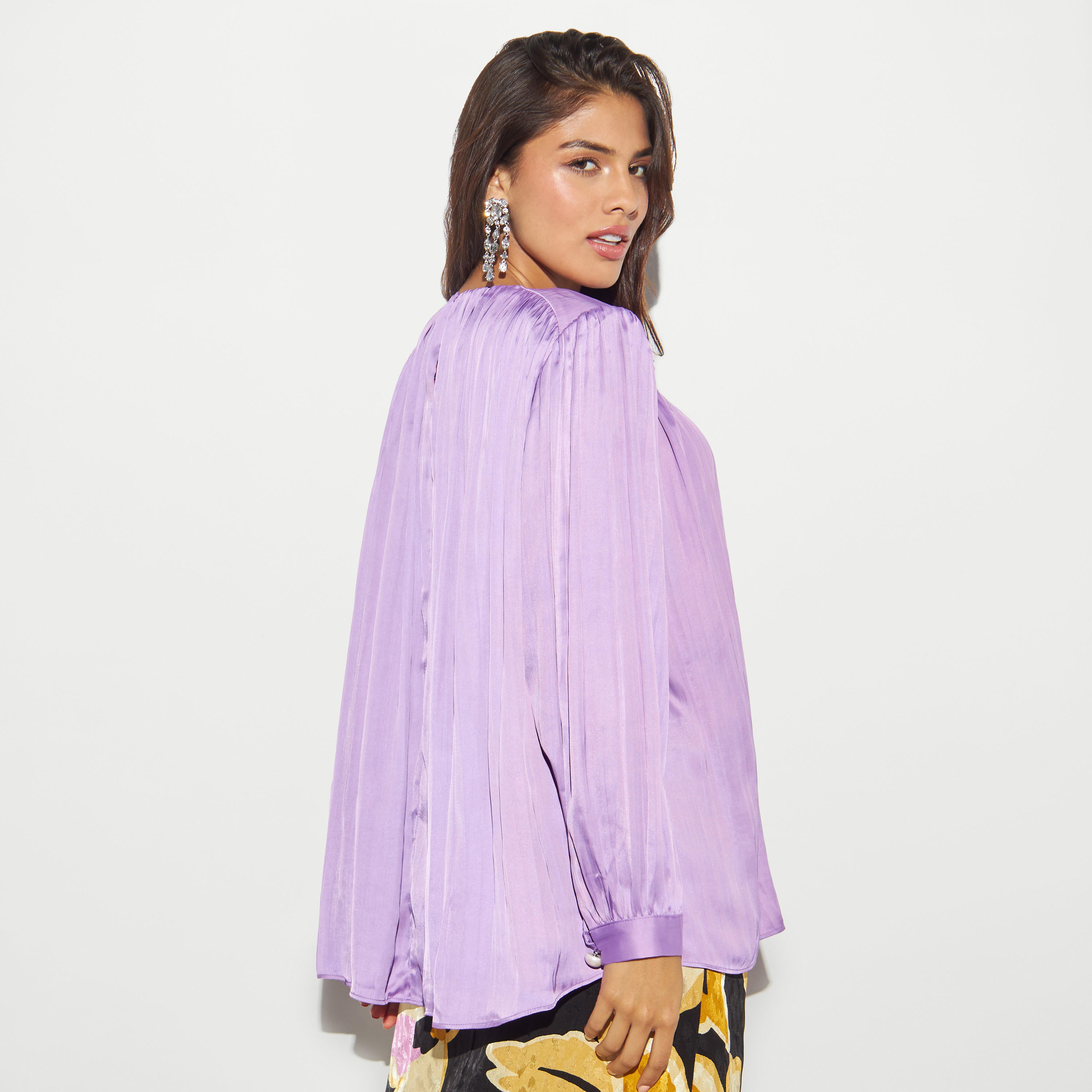 بلوزة بياقة ضيقة وأكمام منفوخة وتفاصيل كسرات-women-clothing-shirtsandblouses-blouses-image-3