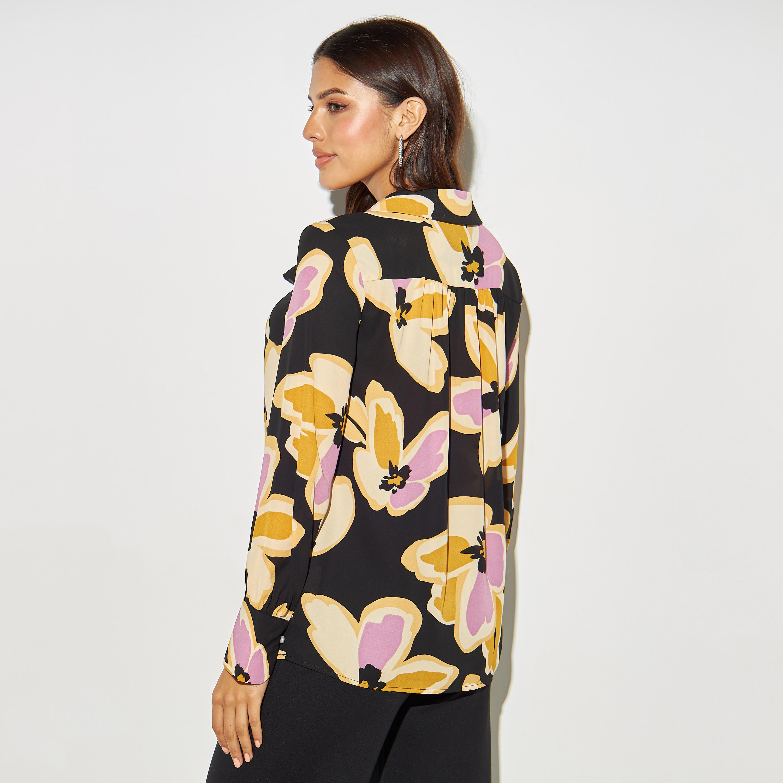 بلوزة بأكمام طويلة وتفاصيل كشكش وطبعات-women-clothing-shirtsandblouses-blouses-image-3