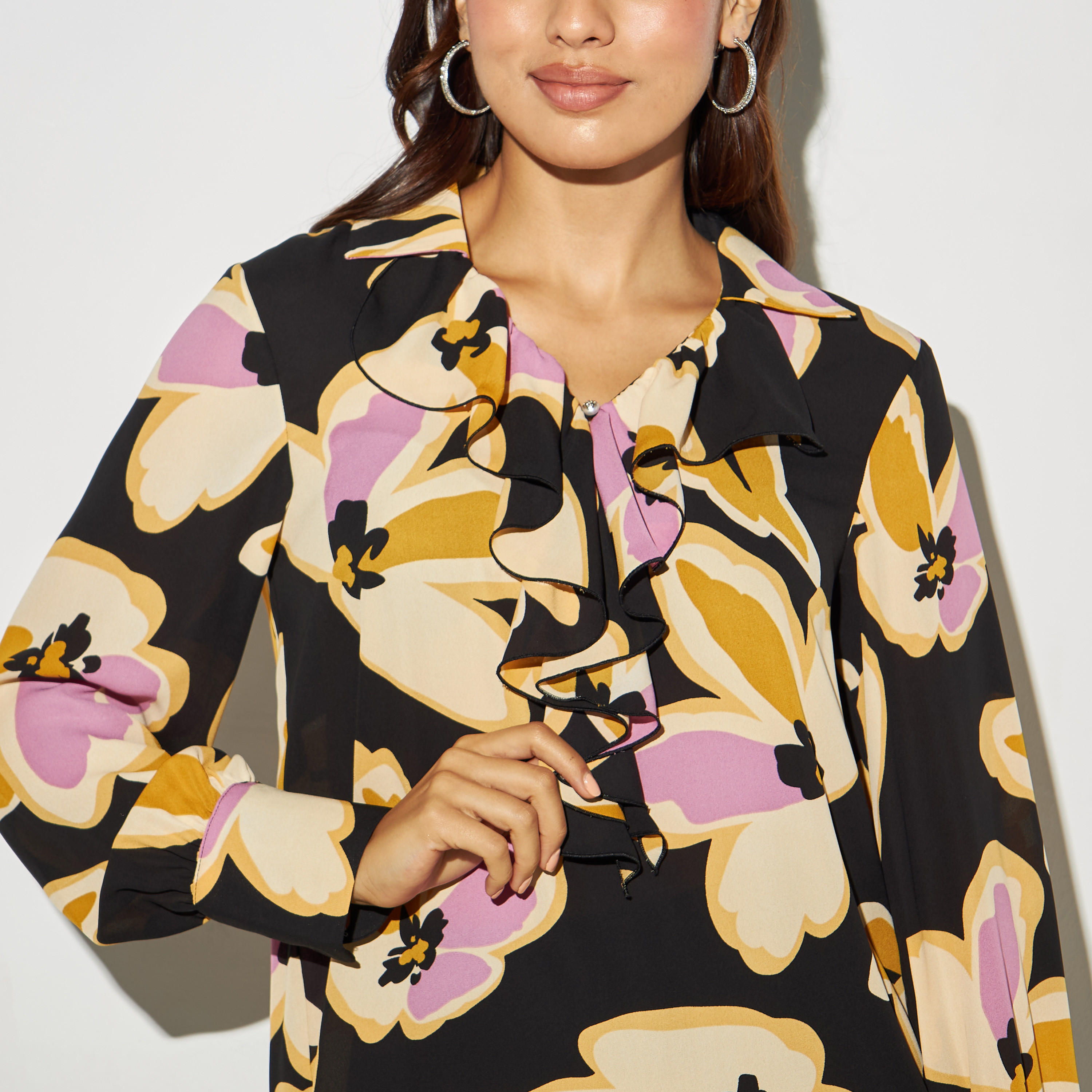 بلوزة بأكمام طويلة وتفاصيل كشكش وطبعات-women-clothing-shirtsandblouses-blouses-image-4
