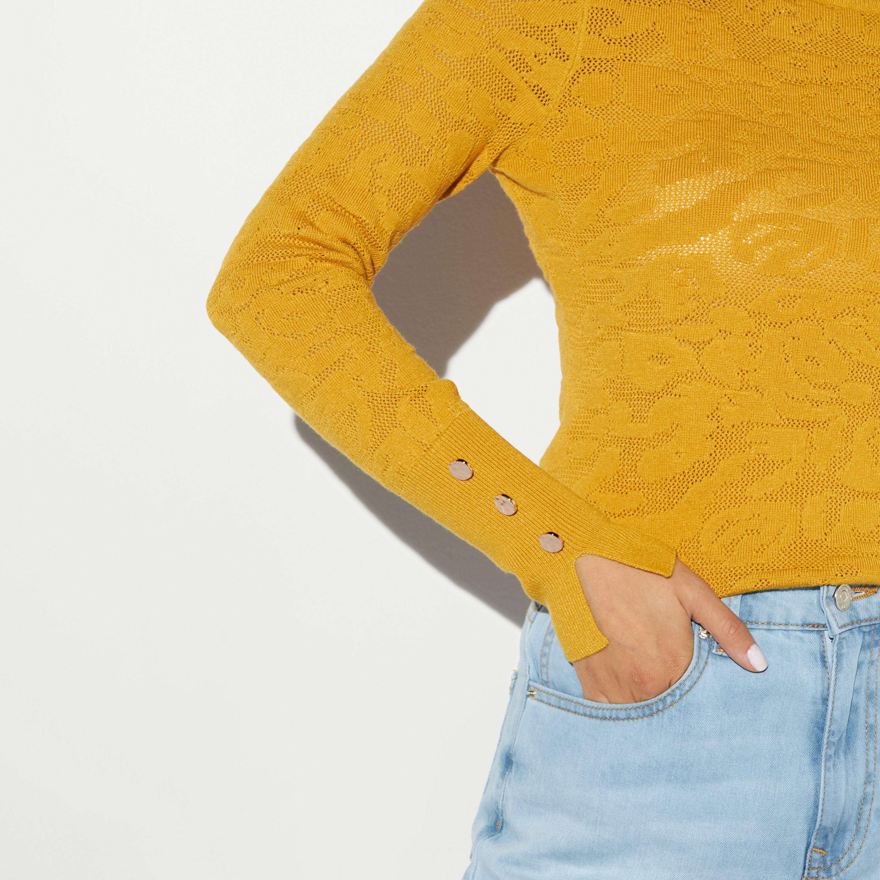 بلوزة بارزة الملمس بياقة عاليّة وأكمام طويلة-women-clothing-shirtsandblouses-blouses-image-4