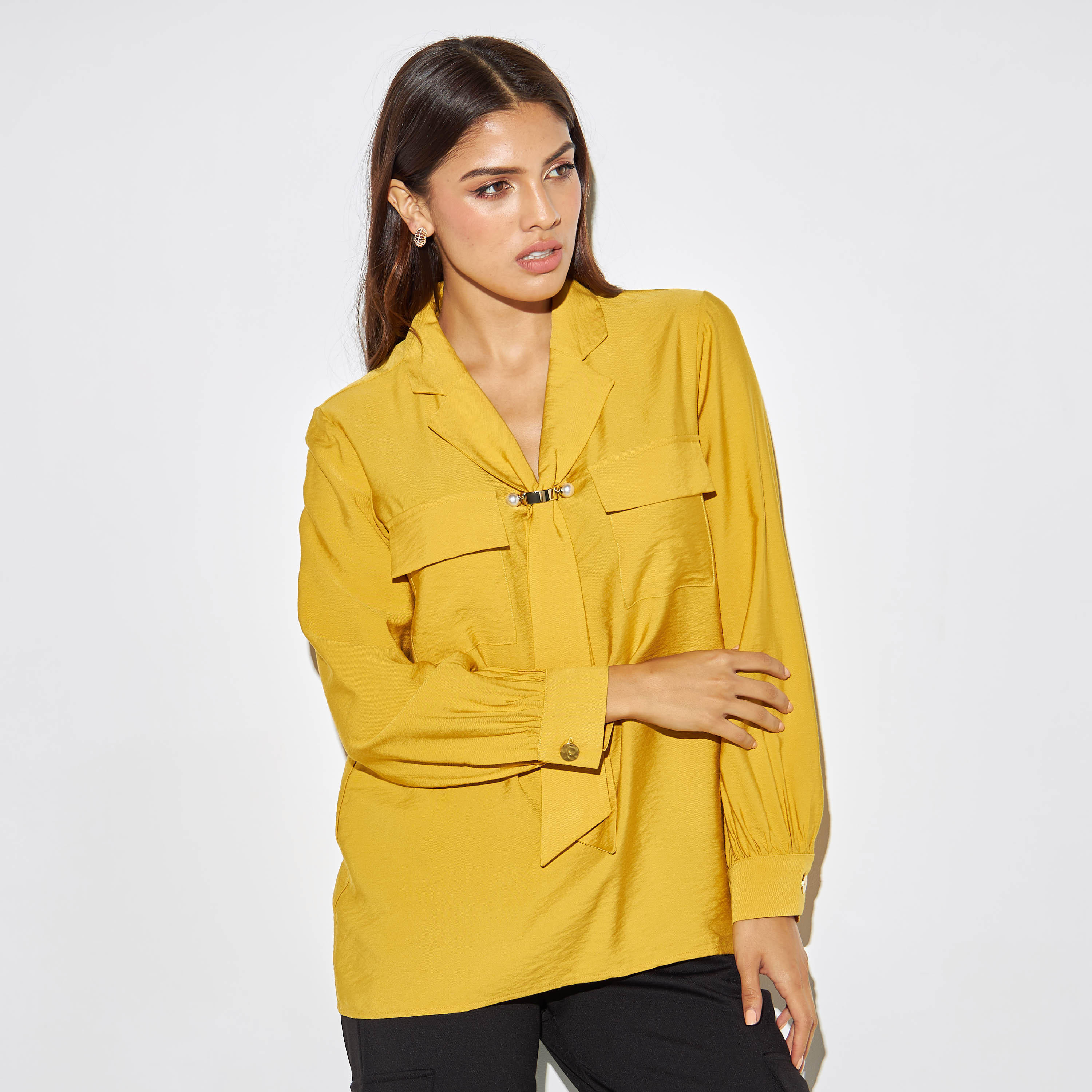 قميص سادة بياقة مطوية بربطة وزينة معدنية-women-clothing-shirtsandblouses-shirts-image-1