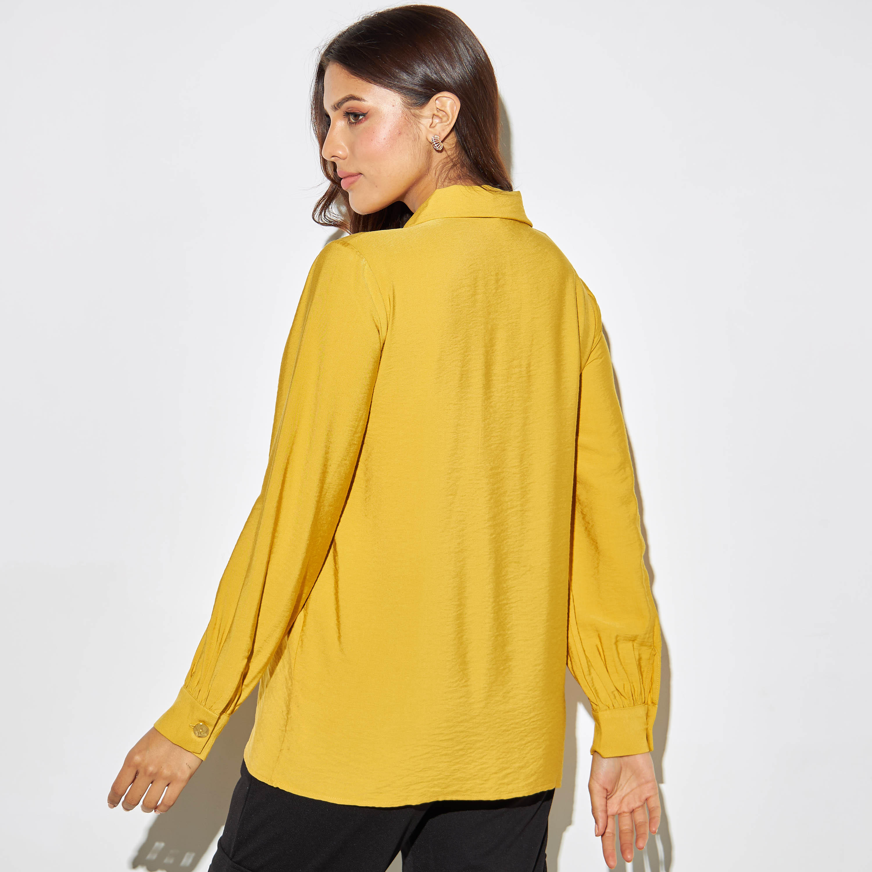 قميص سادة بياقة مطوية بربطة وزينة معدنية-women-clothing-shirtsandblouses-shirts-image-3