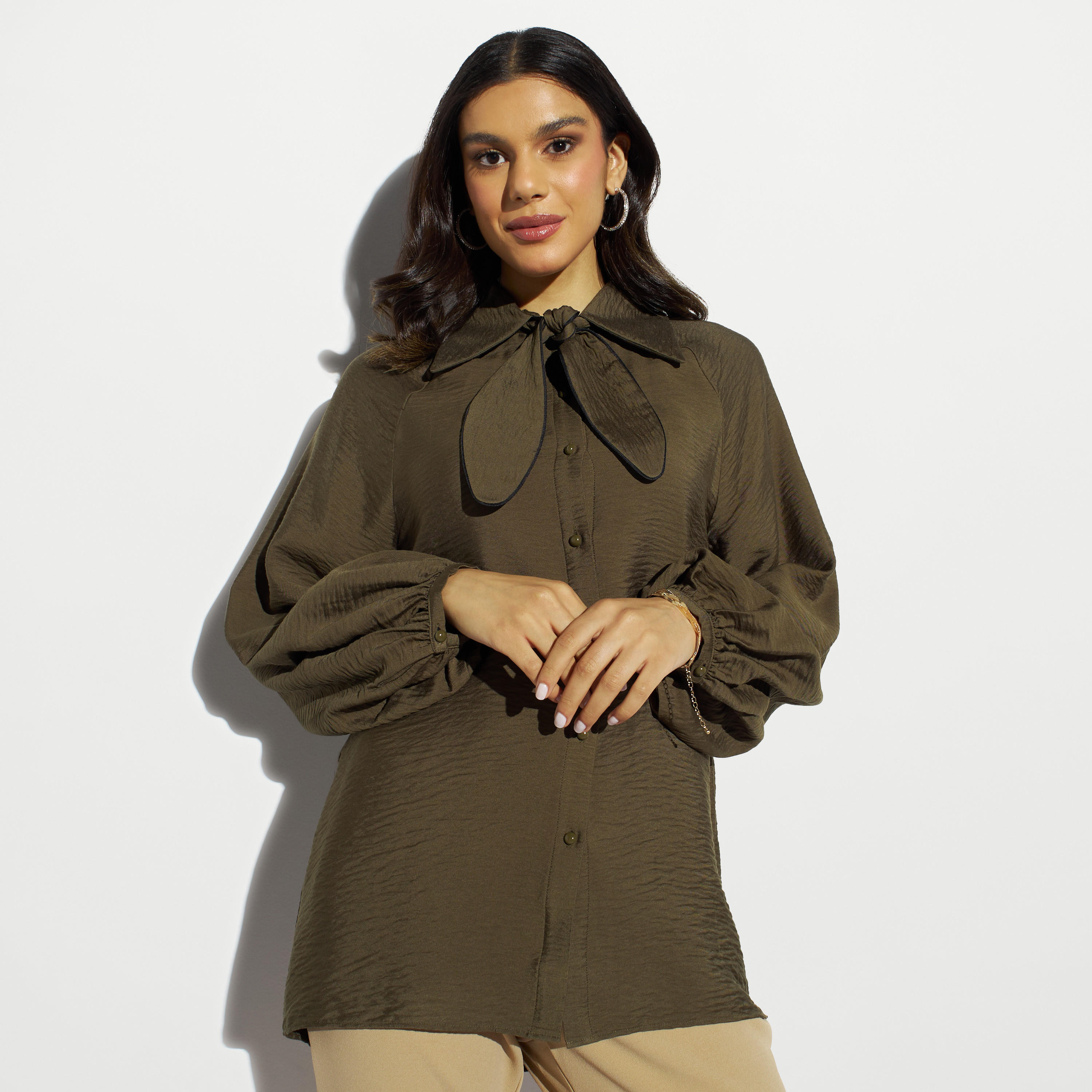 قميص بارز المملمس بأكمام واسعة وياقة بأربطة-women-clothing-shirtsandblouses-shirts-image-1
