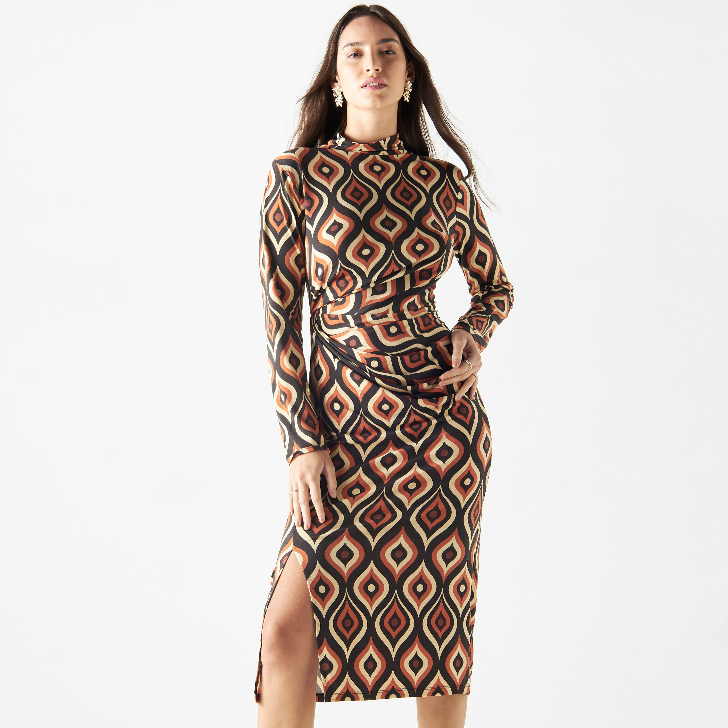 فستان بقصة ضيّقة وياقة عالية وطبعات هندسيّة-women-clothing-dresses-image-1
