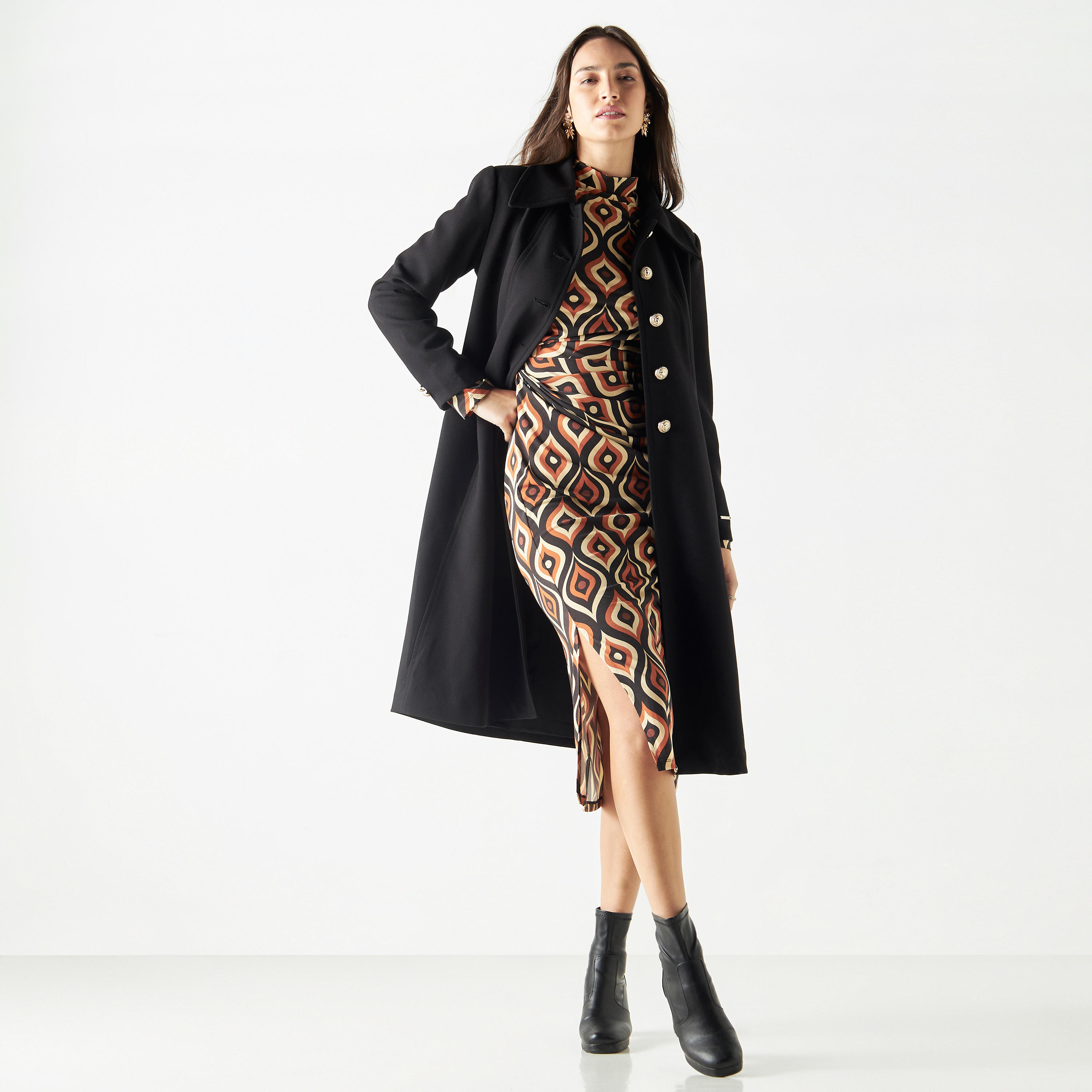 فستان بقصة ضيّقة وياقة عالية وطبعات هندسيّة-women-clothing-dresses-image-2