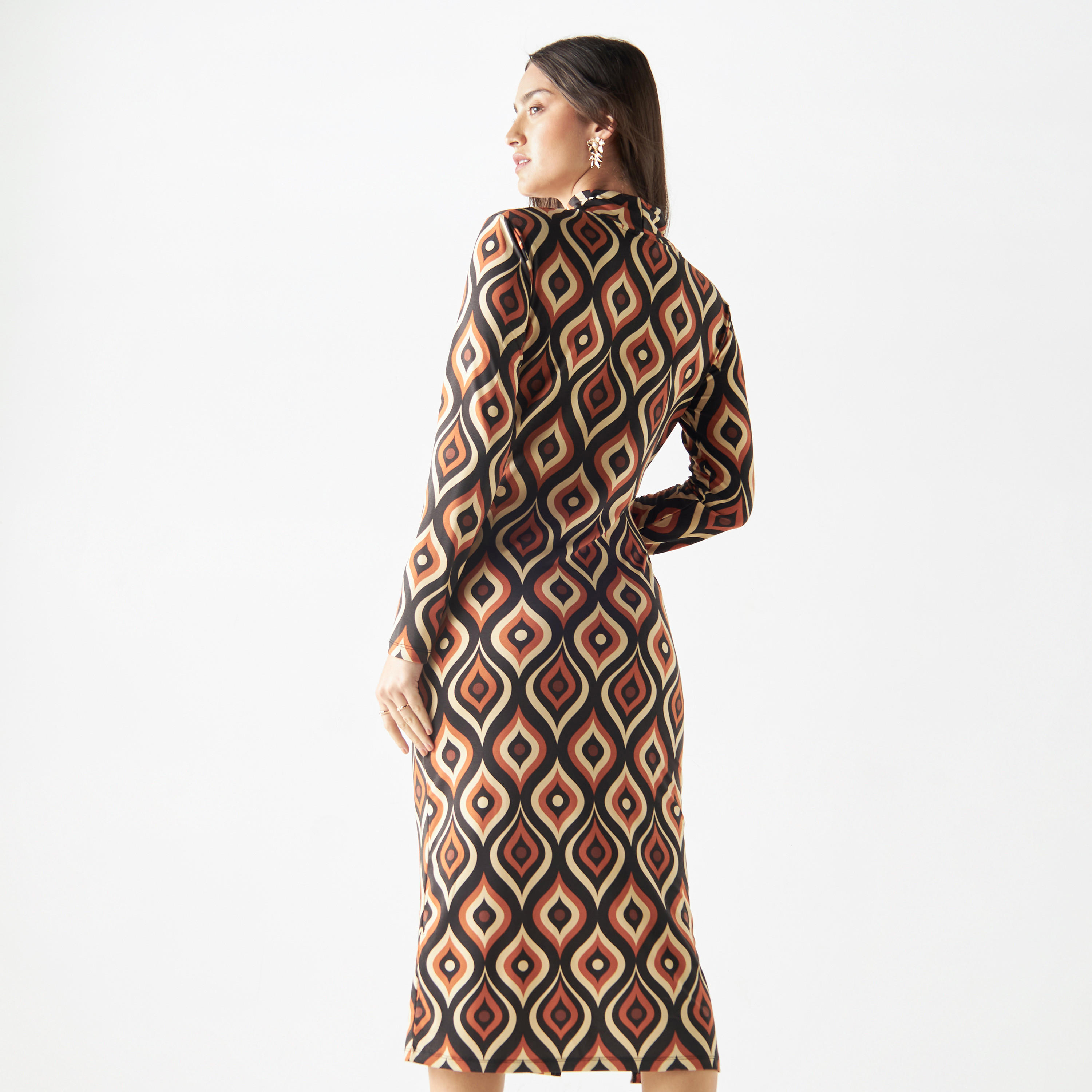 فستان بقصة ضيّقة وياقة عالية وطبعات هندسيّة-women-clothing-dresses-image-3
