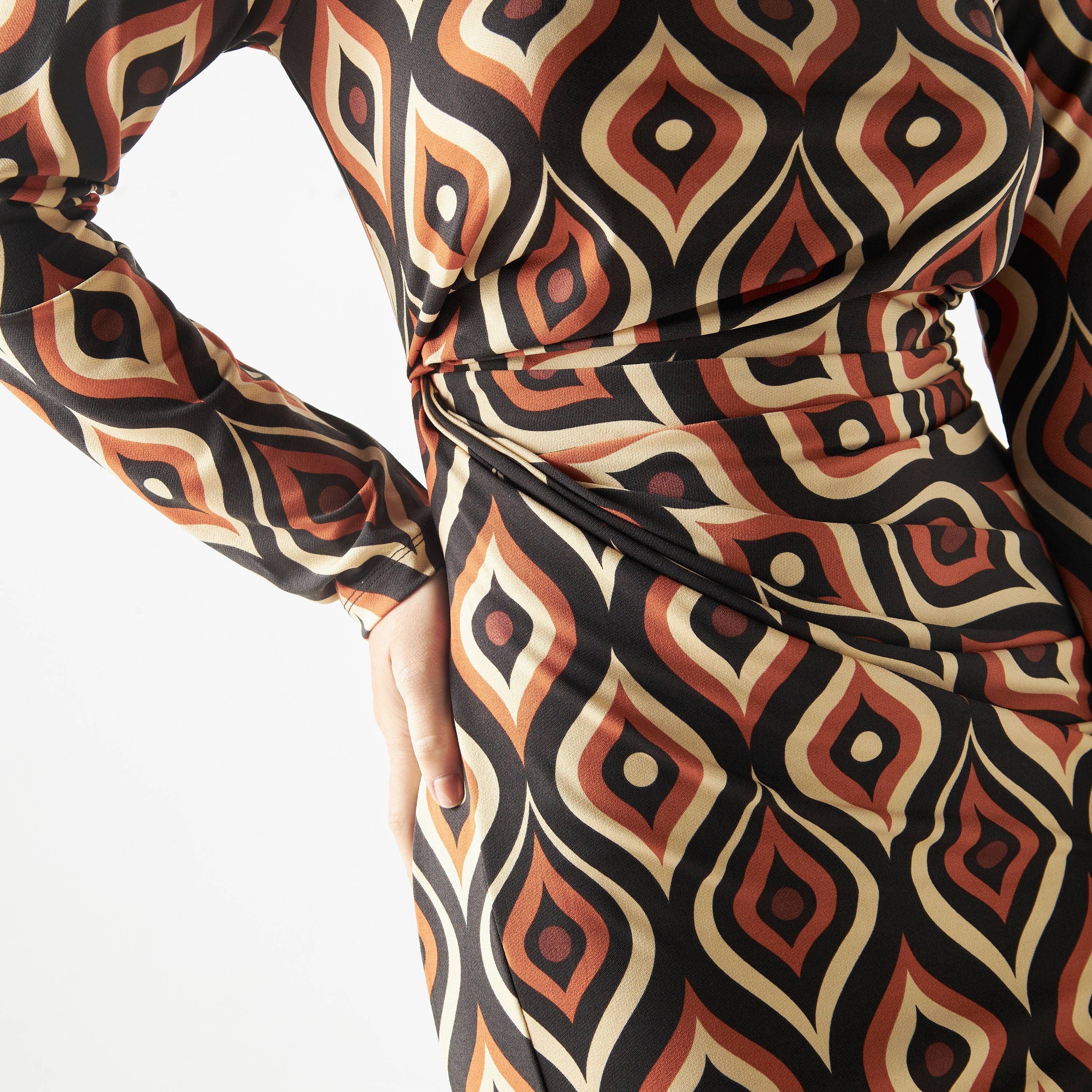 فستان بقصة ضيّقة وياقة عالية وطبعات هندسيّة-women-clothing-dresses-image-4