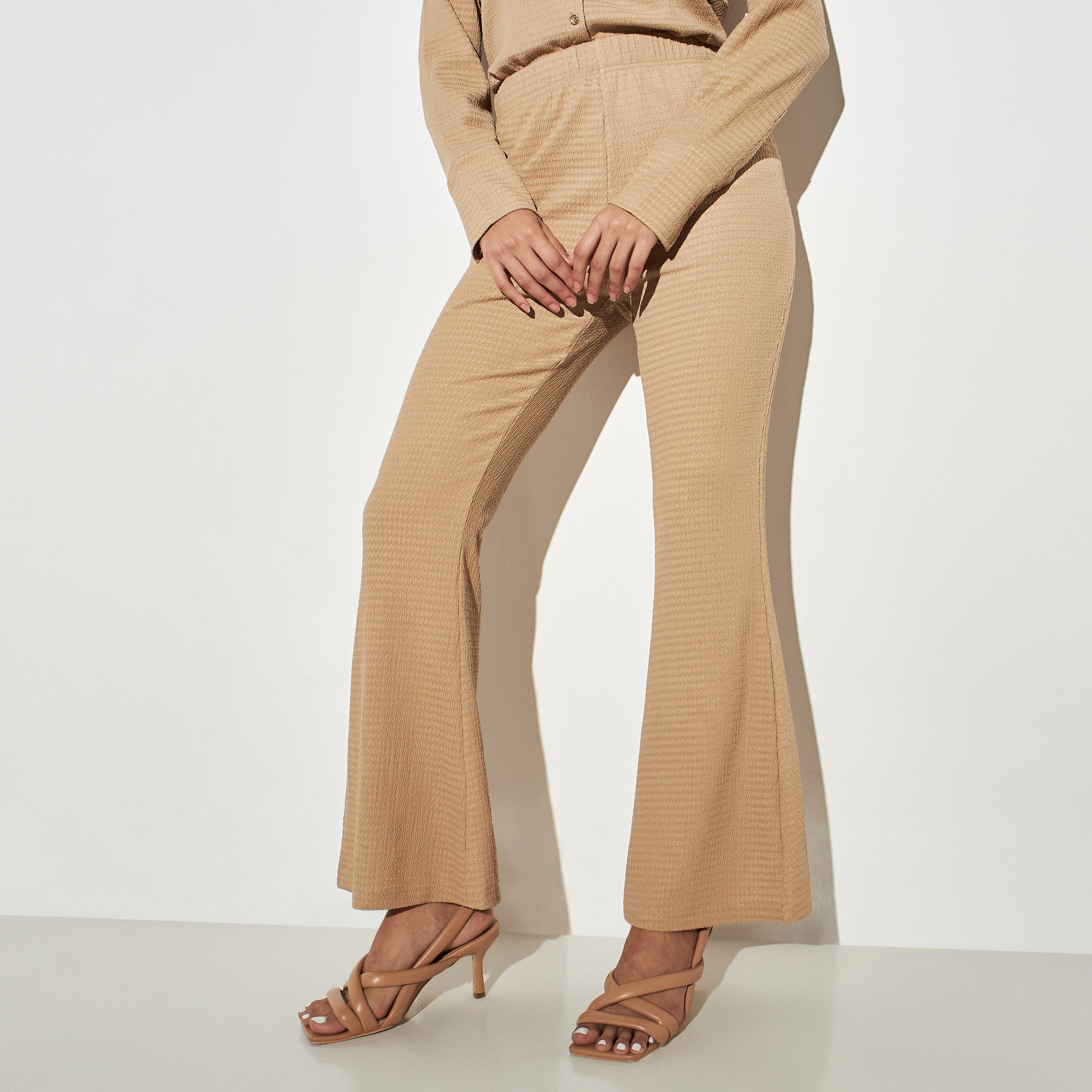 بنطلون واسع الساقين بارز الملمس بخصر مطاطي-women-clothing-bottoms-trousers-image-4