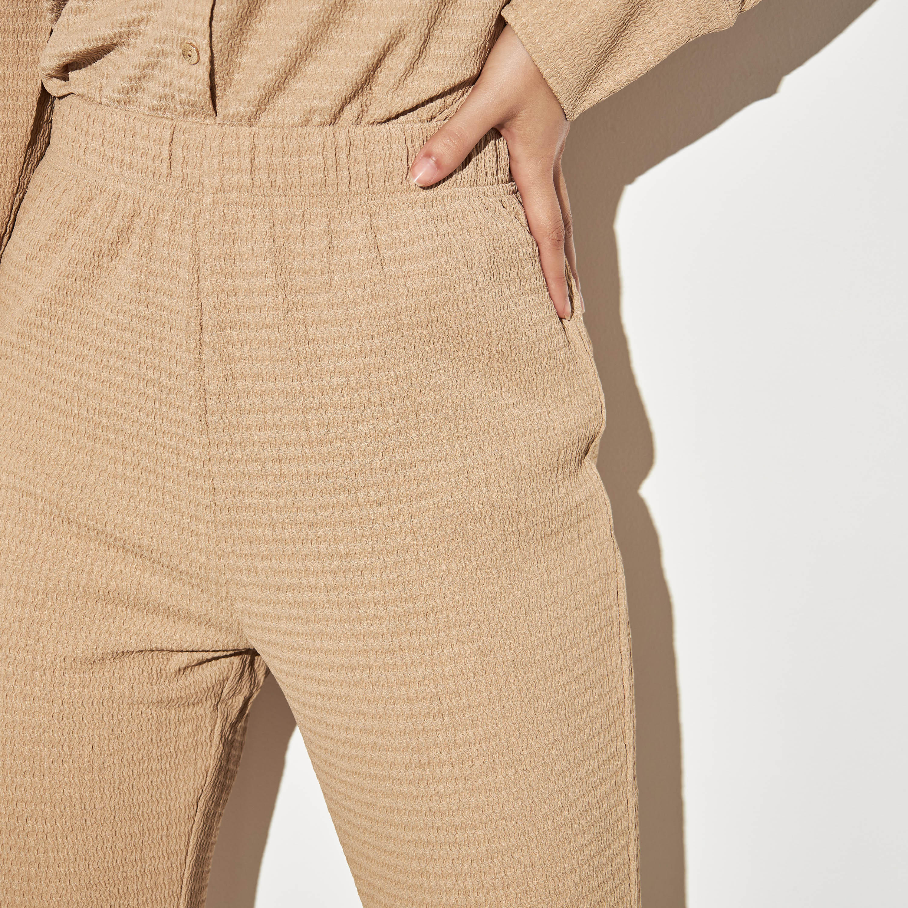 بنطلون واسع الساقين بارز الملمس بخصر مطاطي-women-clothing-bottoms-trousers-image-2