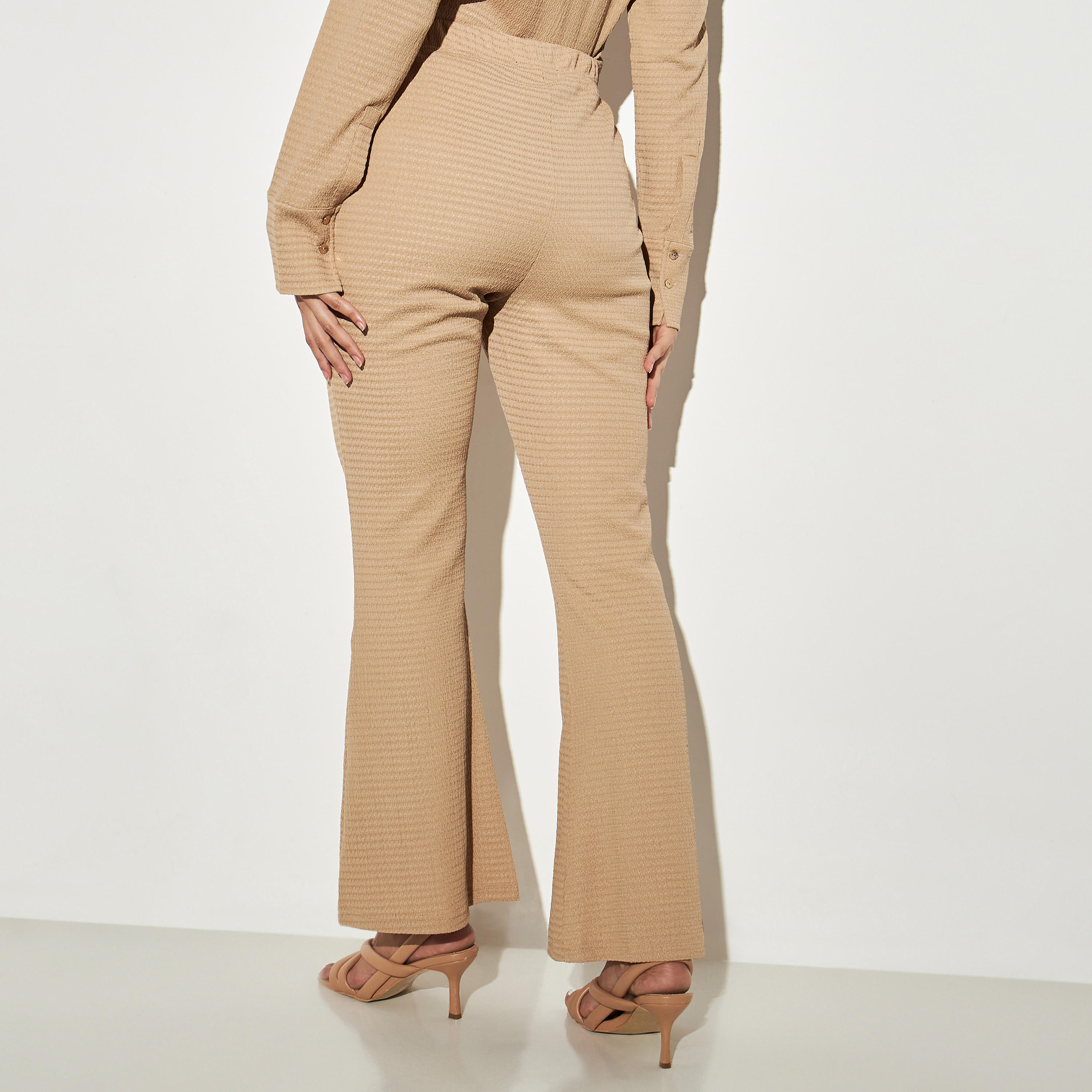 بنطلون واسع الساقين بارز الملمس بخصر مطاطي-women-clothing-bottoms-trousers-image-1