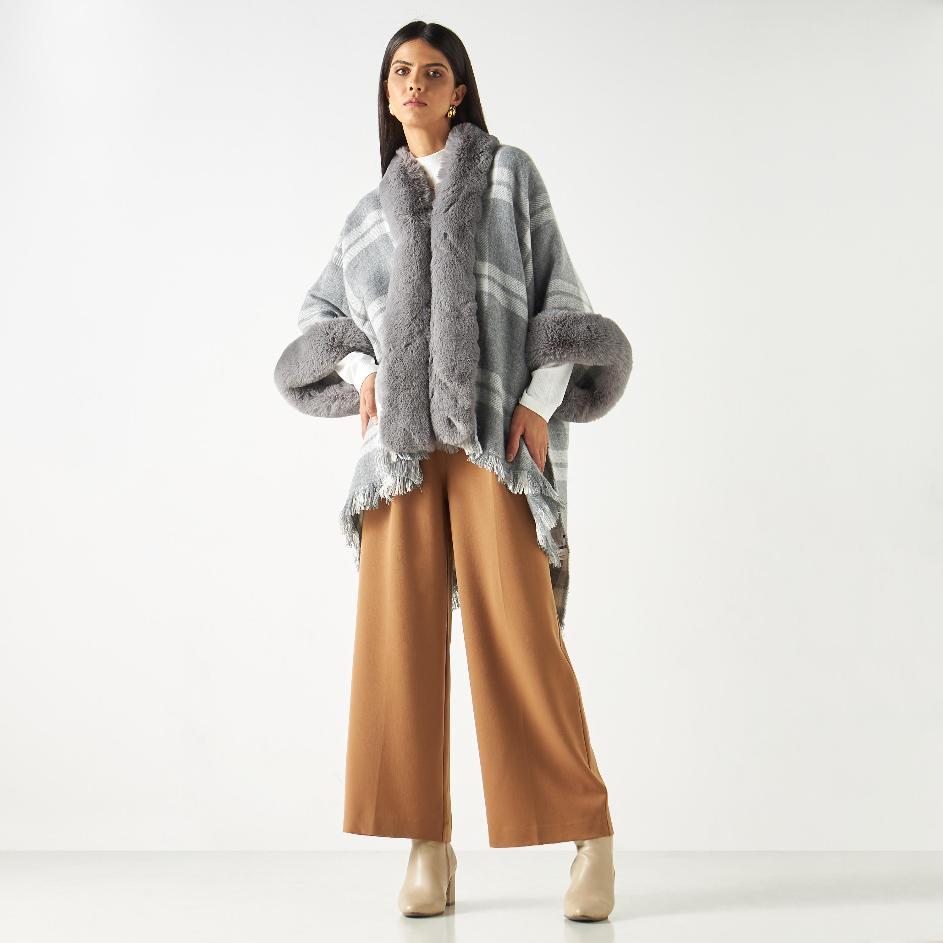 سترة كاروهات بتفاصيل قطيفة-women-clothing-shirtsandblouses-blouses-image-2