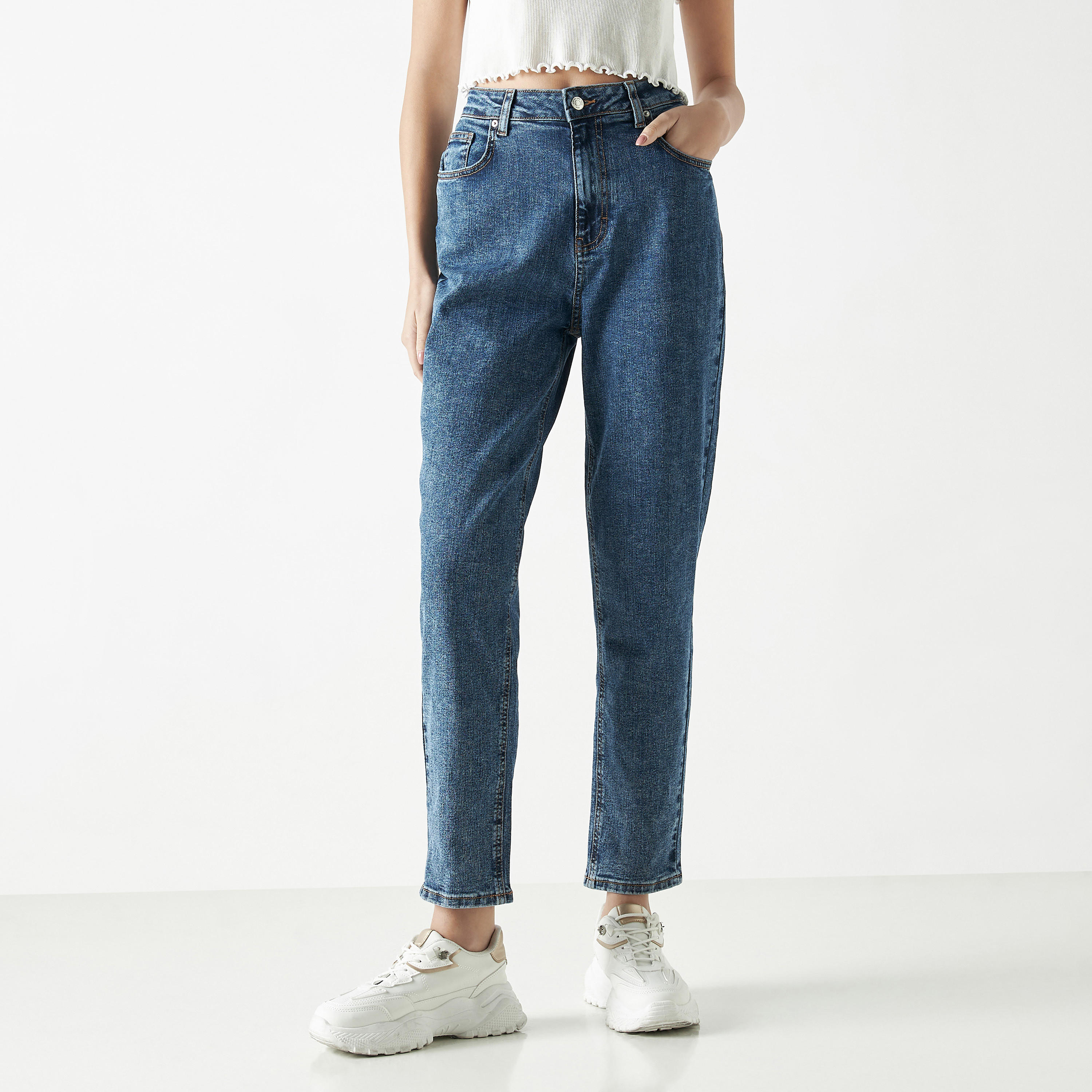 بنطلون جينز مومفيت بقصة عادية-women-clothing-bottoms-jeans-image-5