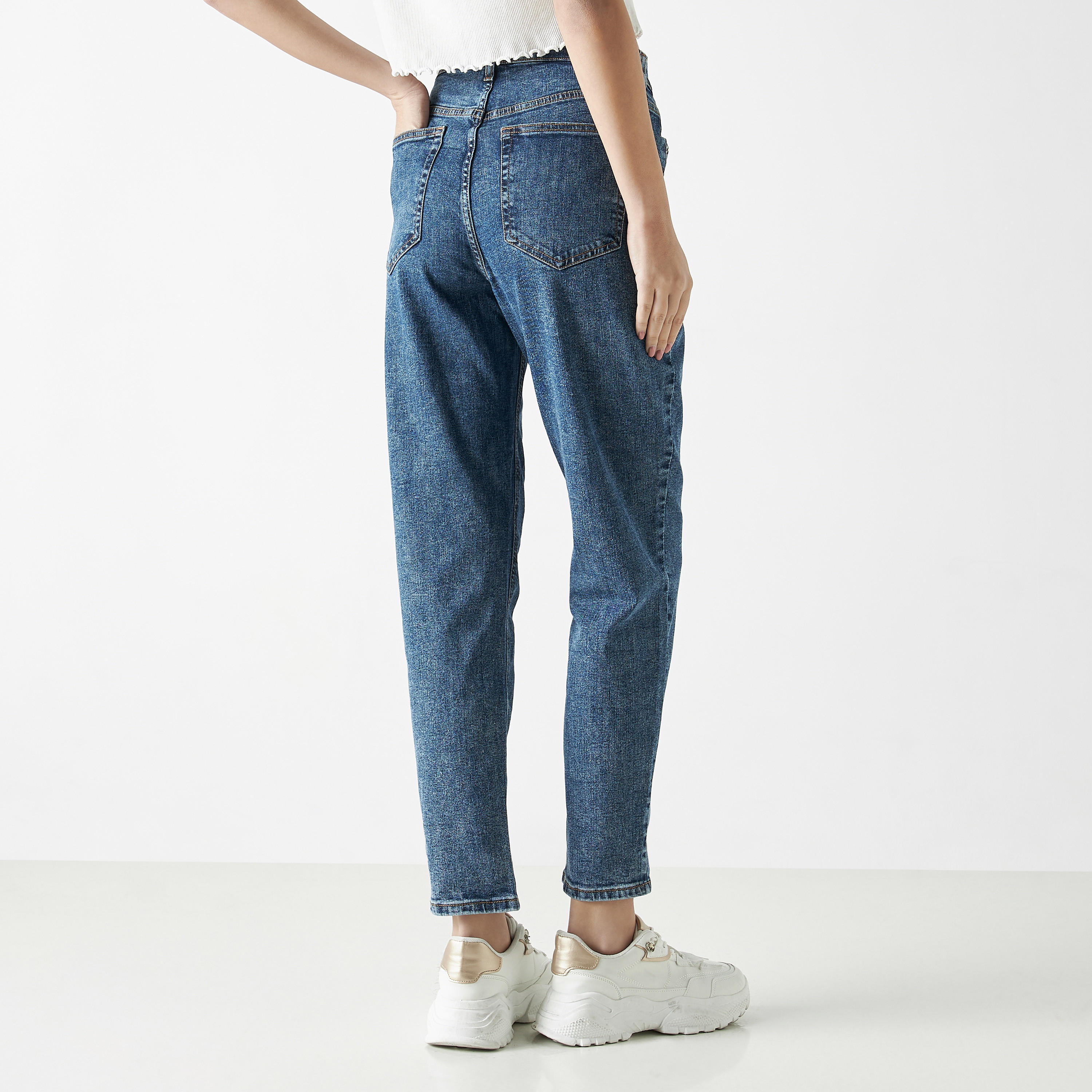بنطلون جينز مومفيت بقصة عادية-women-clothing-bottoms-jeans-image-3