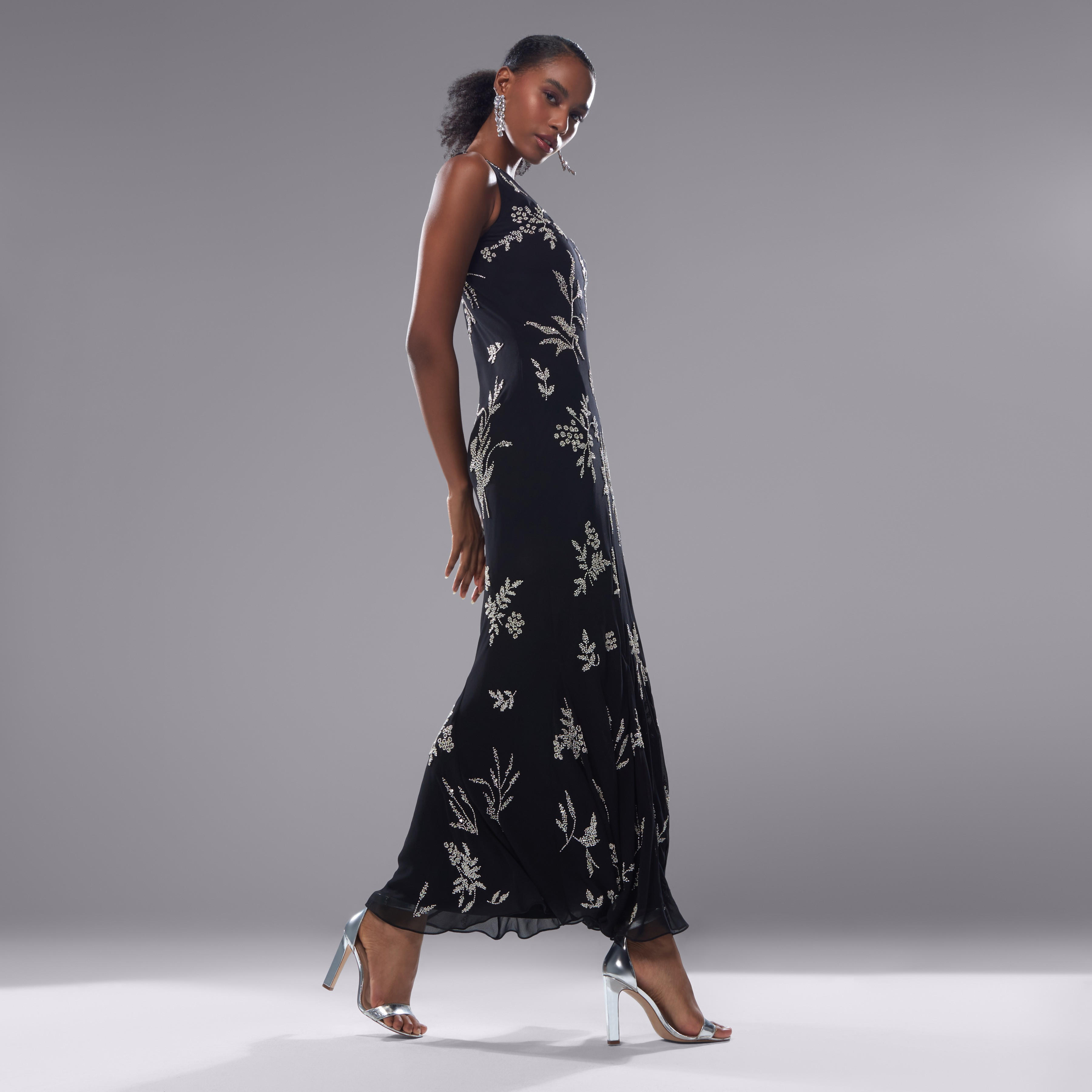 فستان طويل مزيّن دون أكمام بياقة v-women-clothing-dresses-image-2