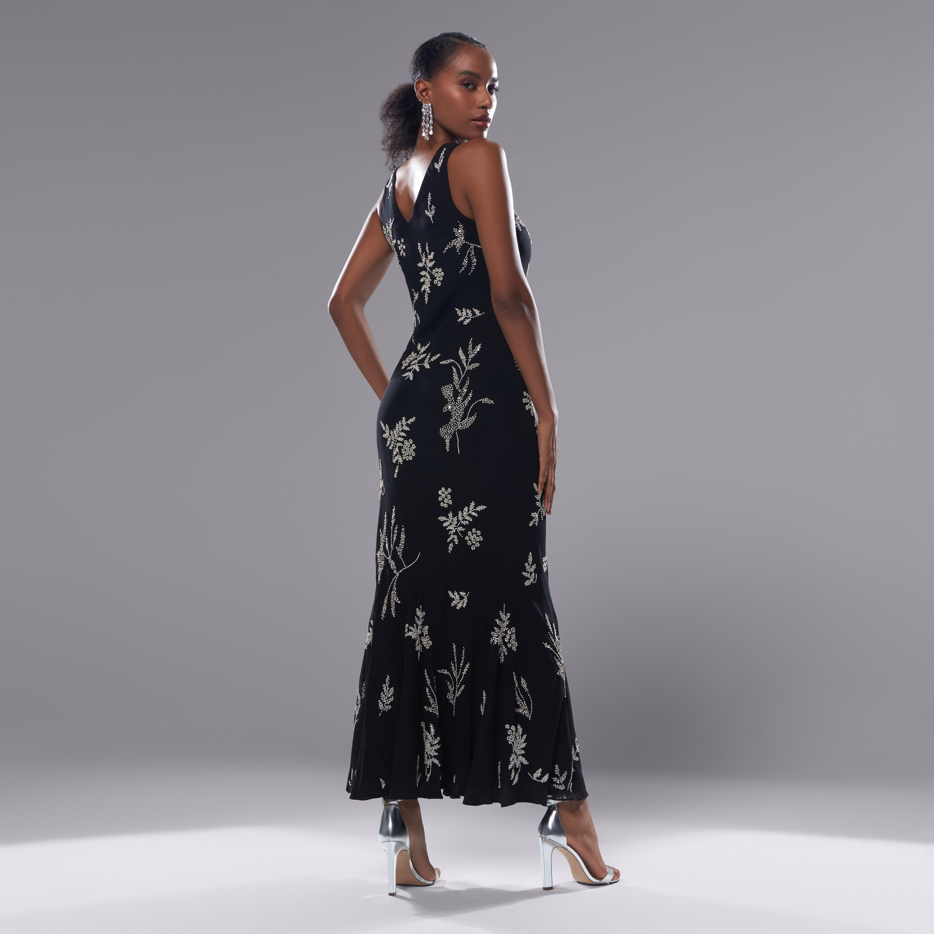فستان طويل مزيّن دون أكمام بياقة v-women-clothing-dresses-image-3