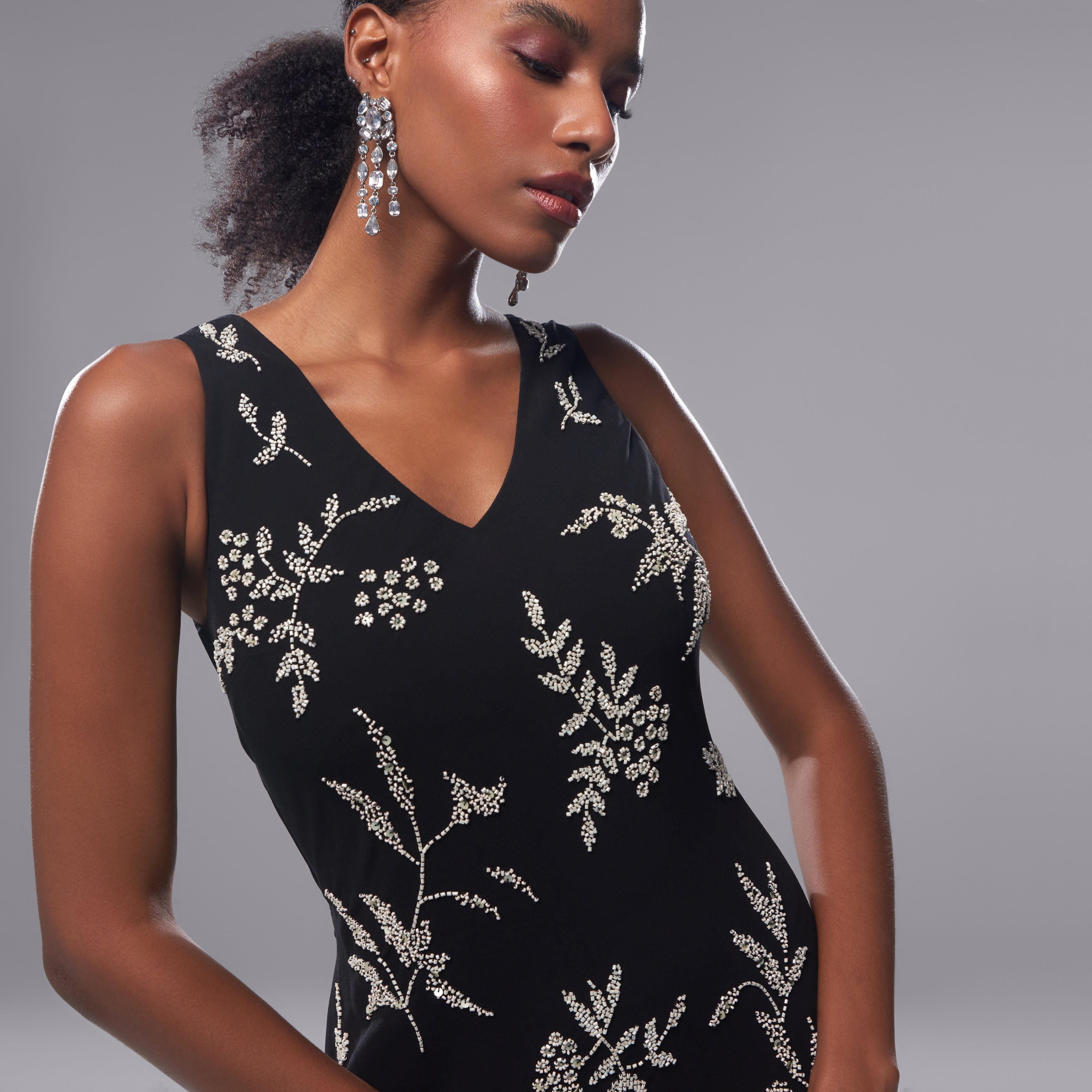 فستان طويل مزيّن دون أكمام بياقة v-women-clothing-dresses-image-4