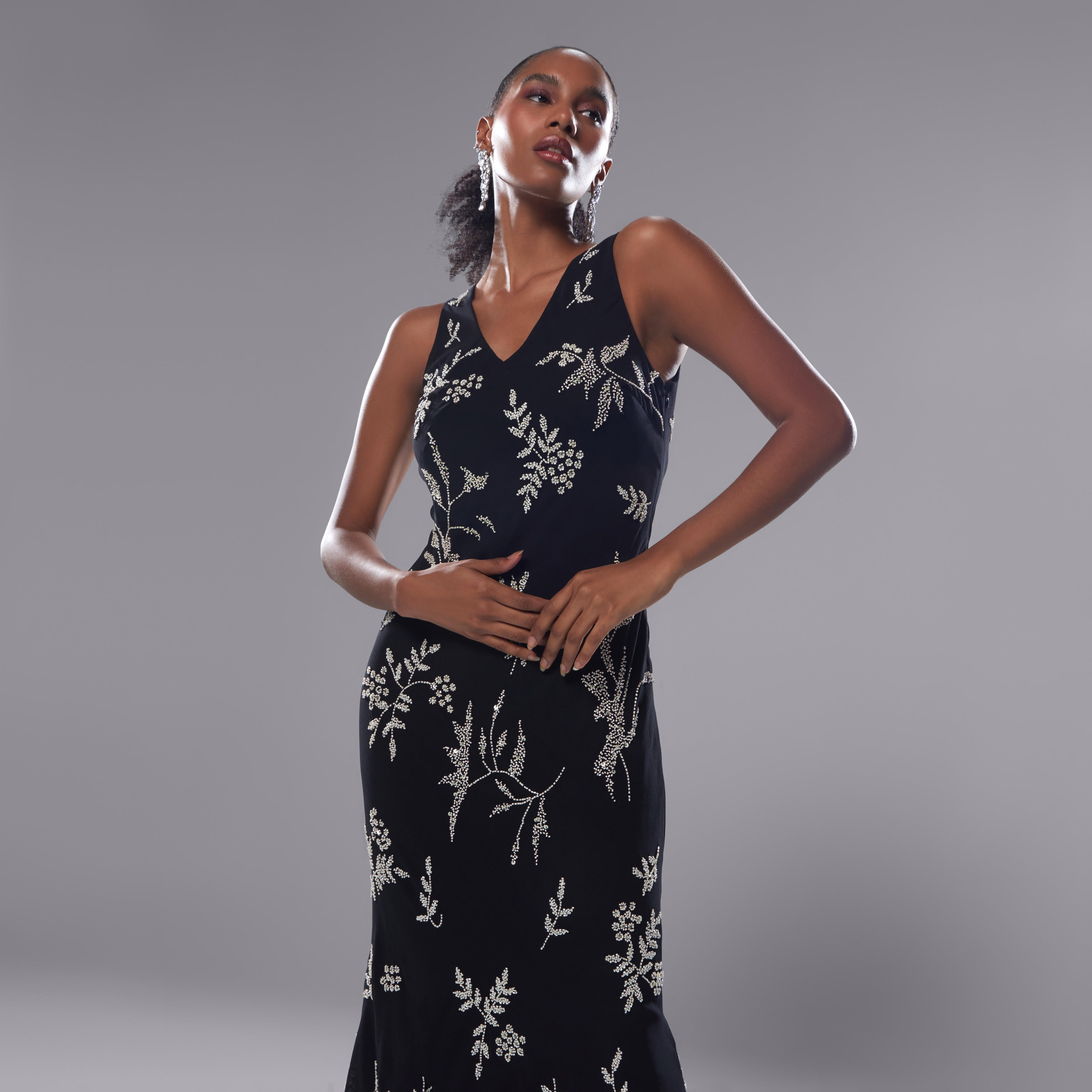 فستان طويل مزيّن دون أكمام بياقة v-women-clothing-dresses-image-5