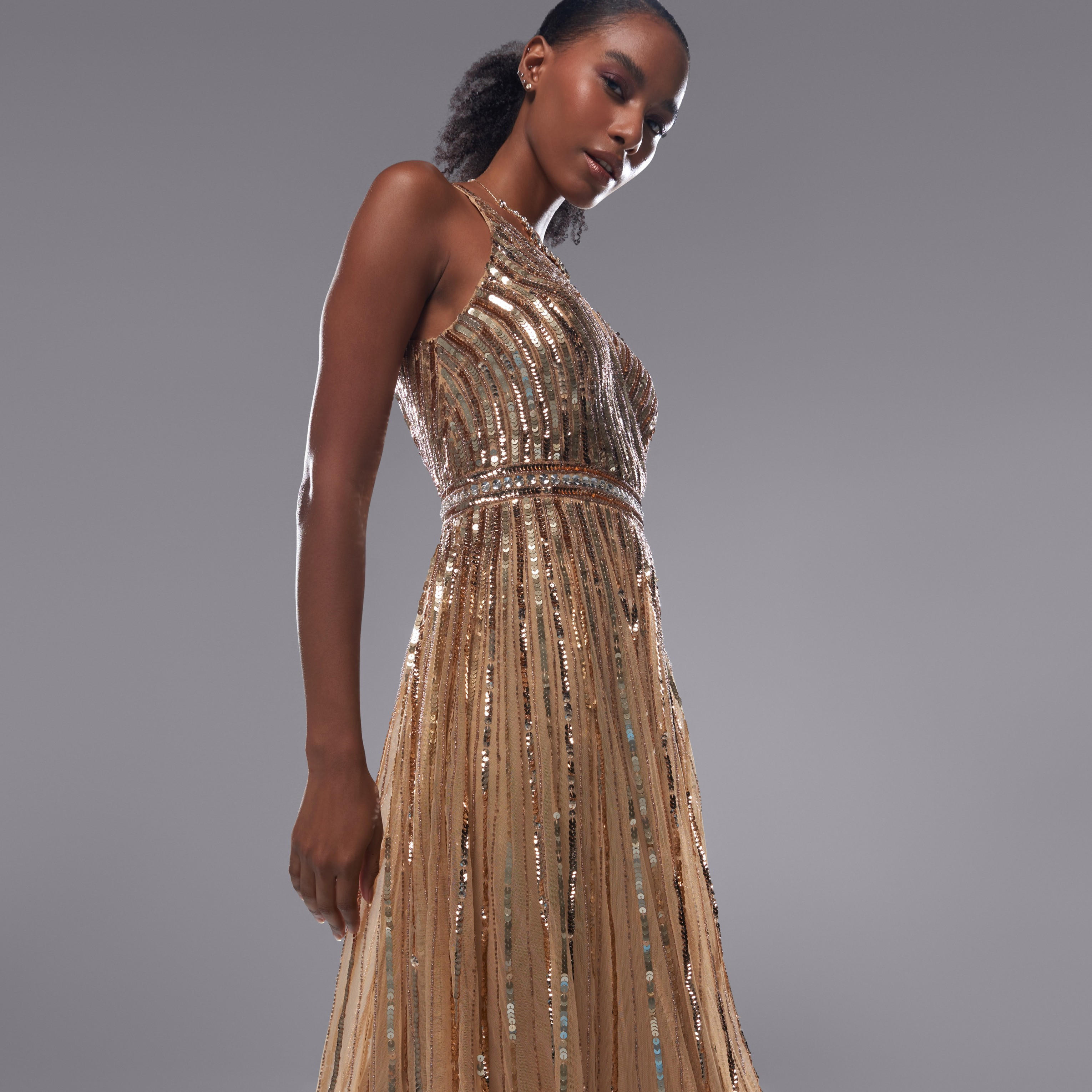 فستان طويل دون أكمام مزيّن بياقة v وأكمام رفيعة-women-clothing-dresses-image-4