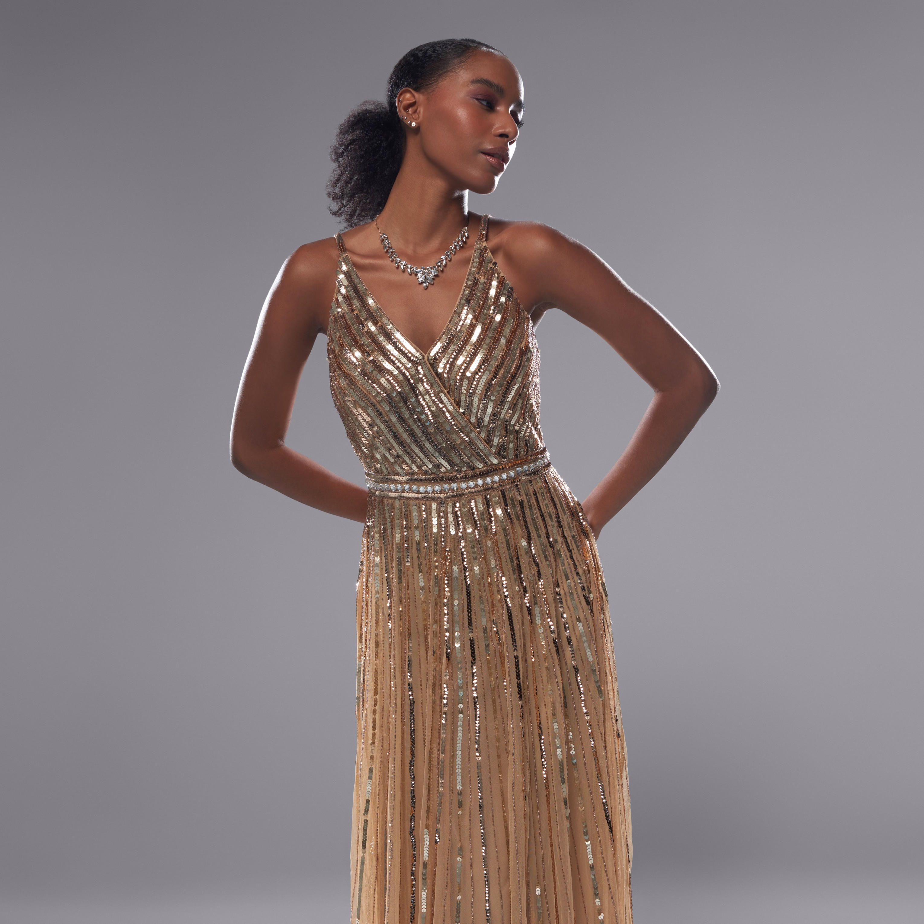 فستان طويل دون أكمام مزيّن بياقة v وأكمام رفيعة-women-clothing-dresses-image-5