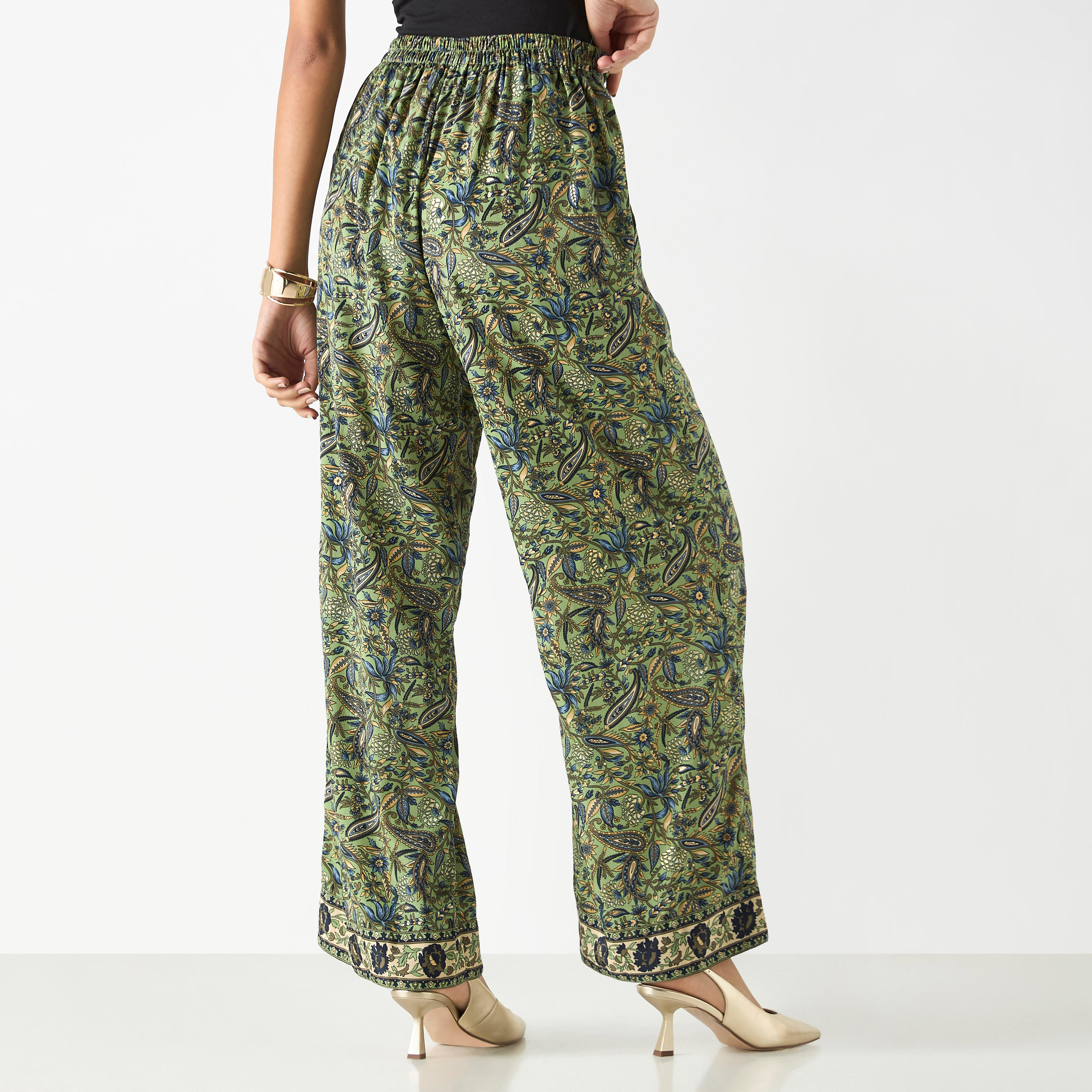 بنطلون واسع الساقين بخصر شبه مطاطي وجيوب وطبعات-women-clothing-trousers-image-3