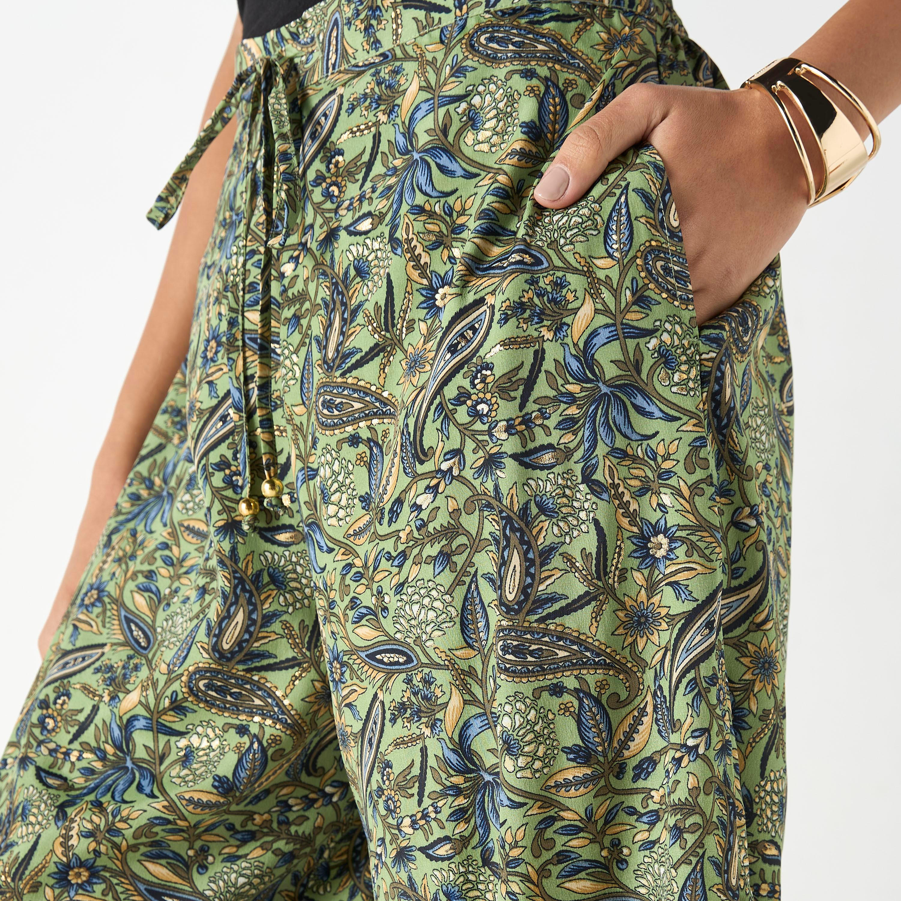 بنطلون واسع الساقين بخصر شبه مطاطي وجيوب وطبعات-women-clothing-trousers-image-4