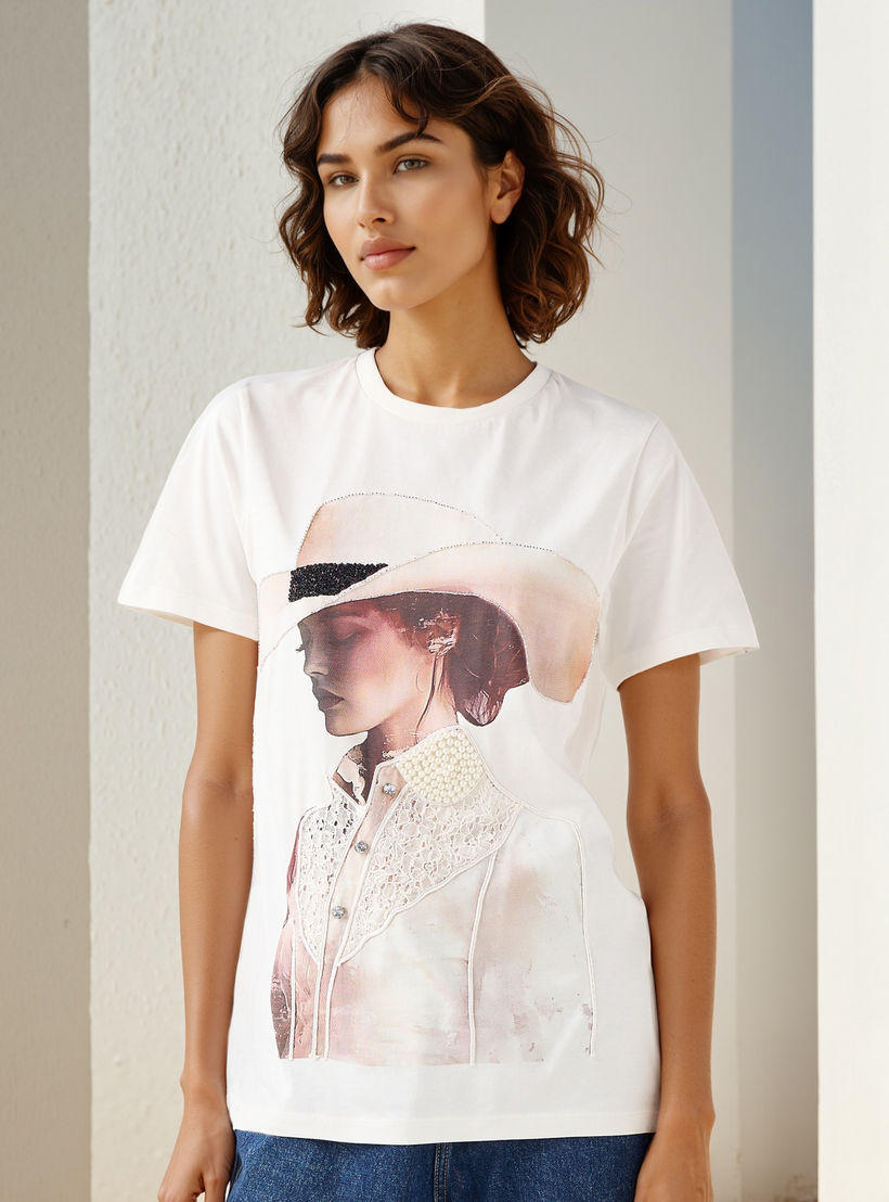 تيشيرت بياقة ضيقة وطبعات جرافيك-women-clothing-tshirts-image-1