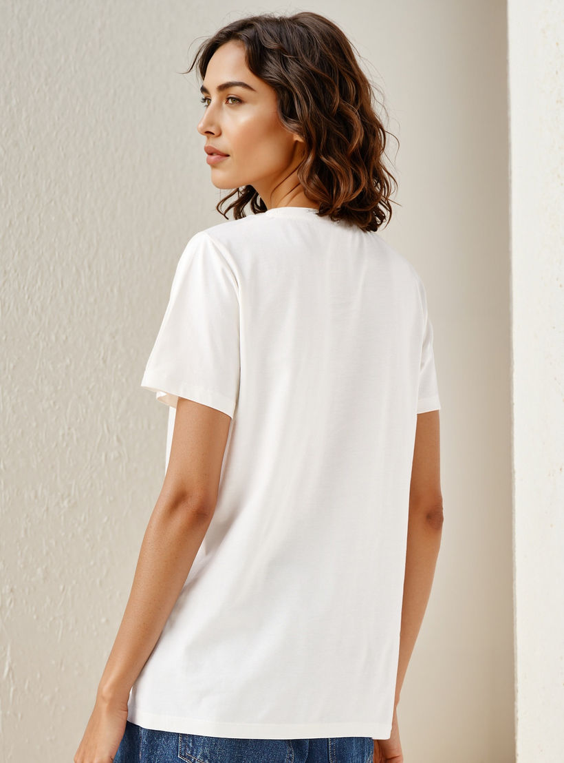 تيشيرت بياقة ضيقة وطبعات جرافيك-women-clothing-tshirts-image-3