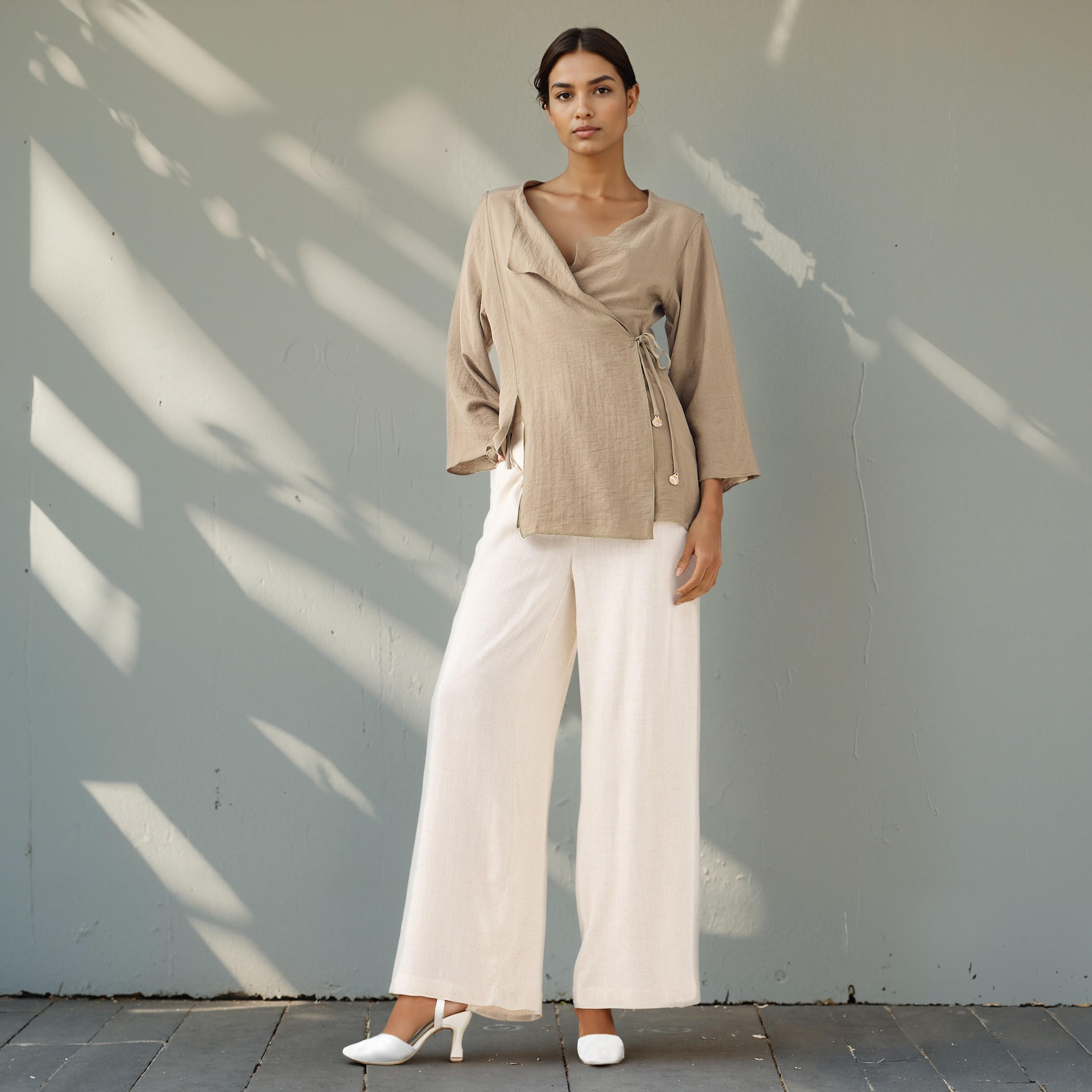 بلوزة لف بياقة مطوية من مزيج الكتان مع تفاصيل رباط-women-clothing-shirtsandblouses-blouses-image-2