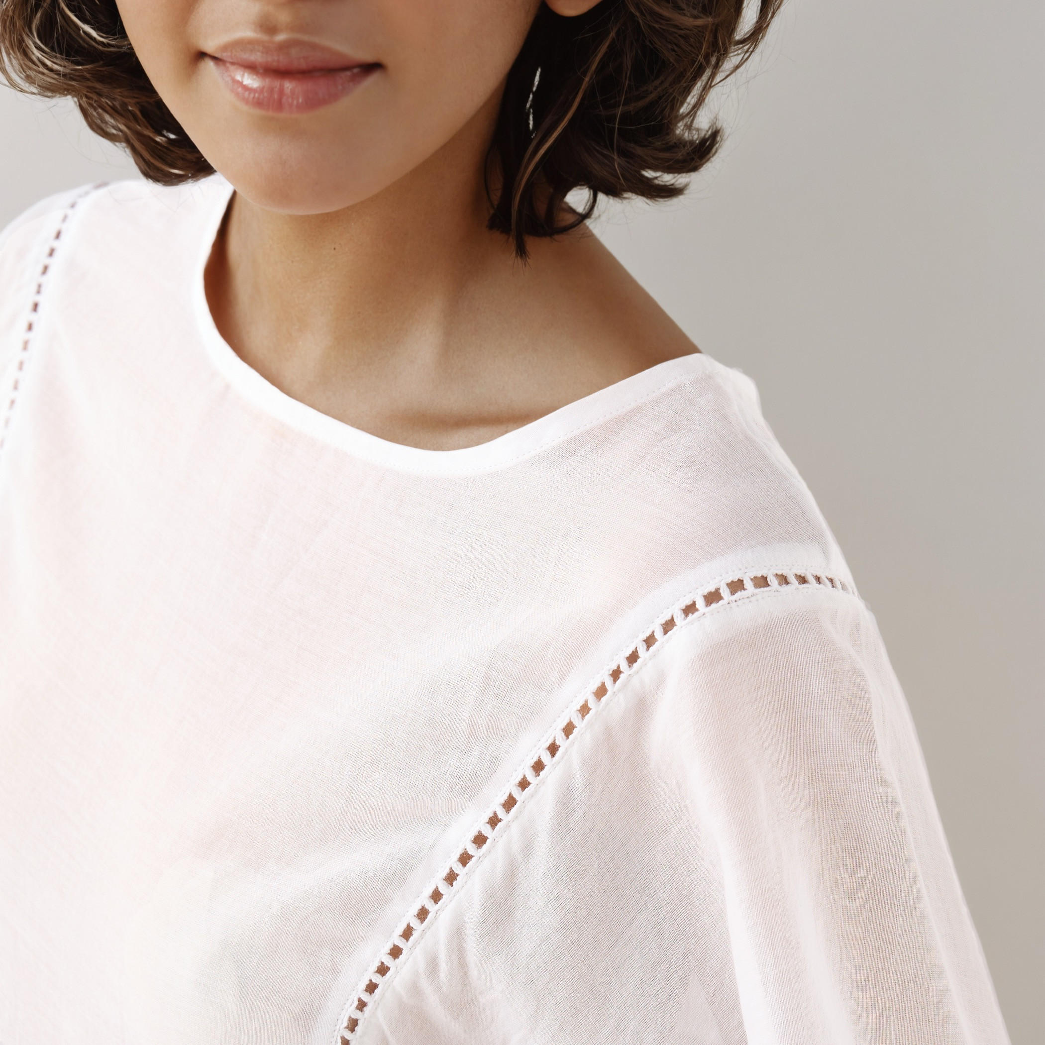 بلوزة قطن بأكمام واسعة وتفاصيل دانتيل-women-clothing-shirtsandblouses-blouses-image-5