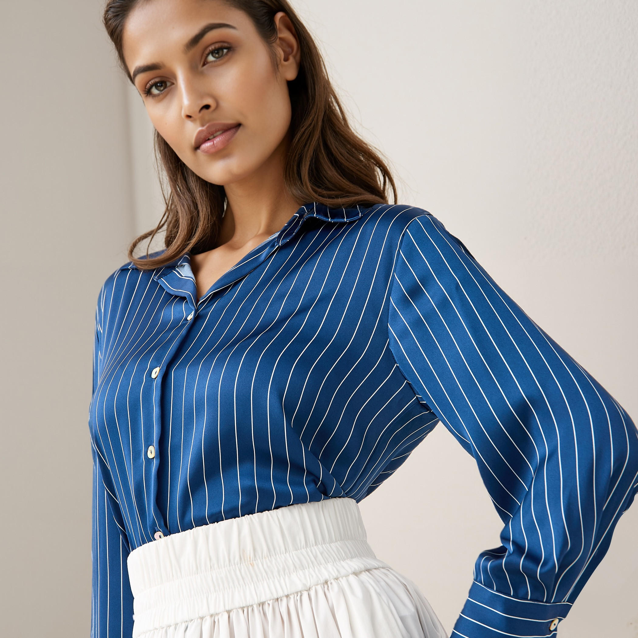 قميص ساتان مخطط بقصّة عادية وأكمام طويلة وياقة-women-clothing-shirtsandblouses-shirts-image-4