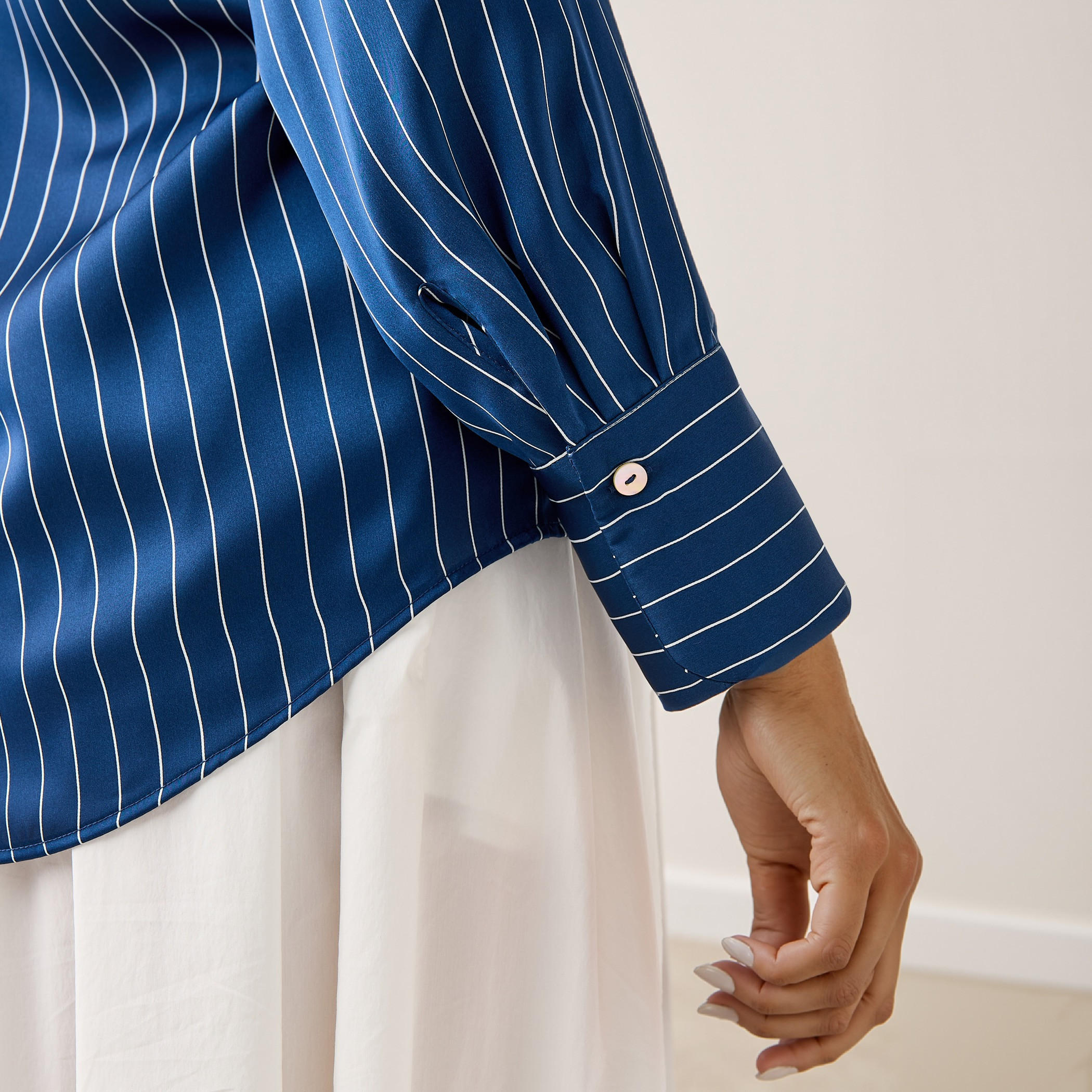 قميص ساتان مخطط بقصّة عادية وأكمام طويلة وياقة-women-clothing-shirtsandblouses-shirts-image-5
