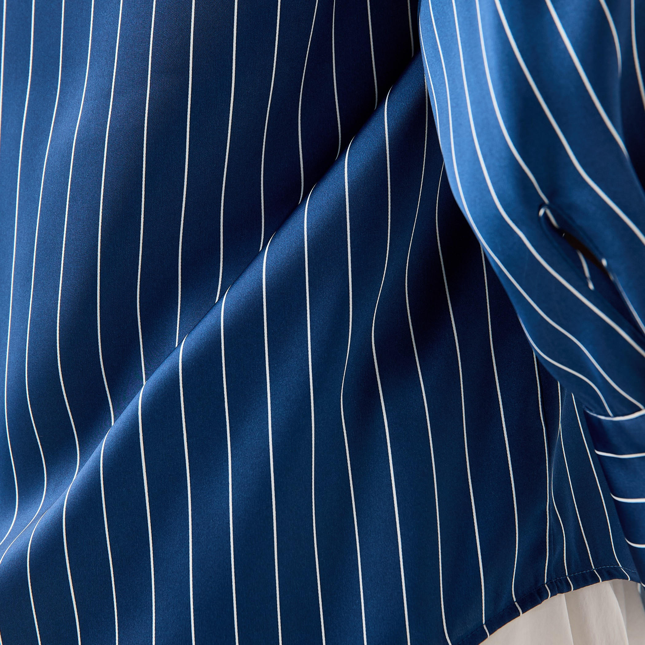 قميص ساتان مخطط بقصّة عادية وأكمام طويلة وياقة-women-clothing-shirtsandblouses-shirts-image-6