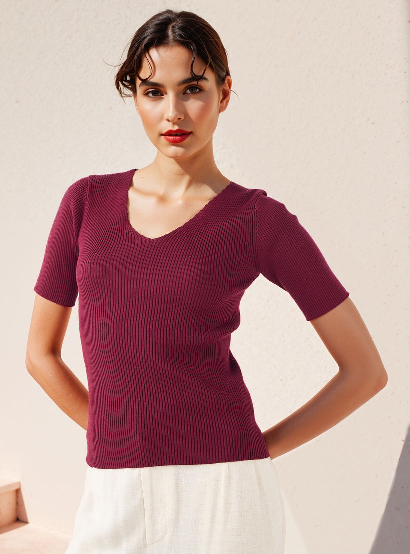 بلوزة تريكو مضلعة بياقة حرف V وأكمام قصيرة-women-clothing-tshirts-image-1
