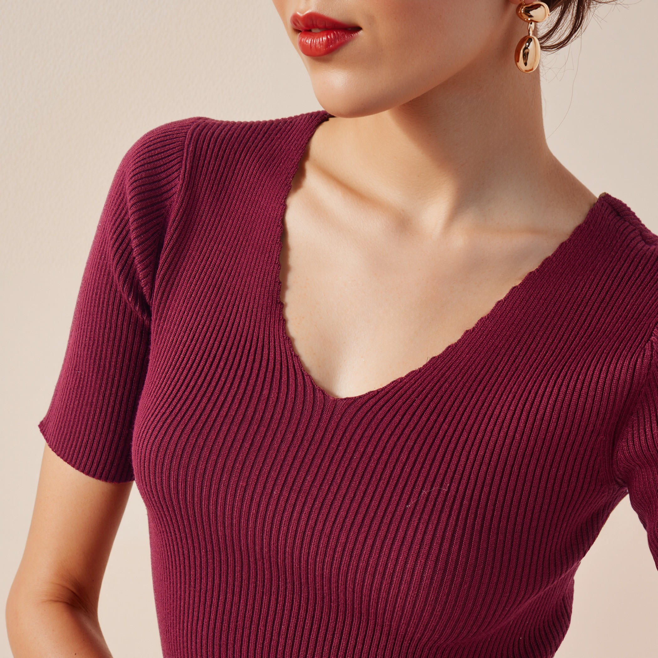 بلوزة تريكو مضلعة بياقة حرف V وأكمام قصيرة-women-clothing-tshirts-image-4