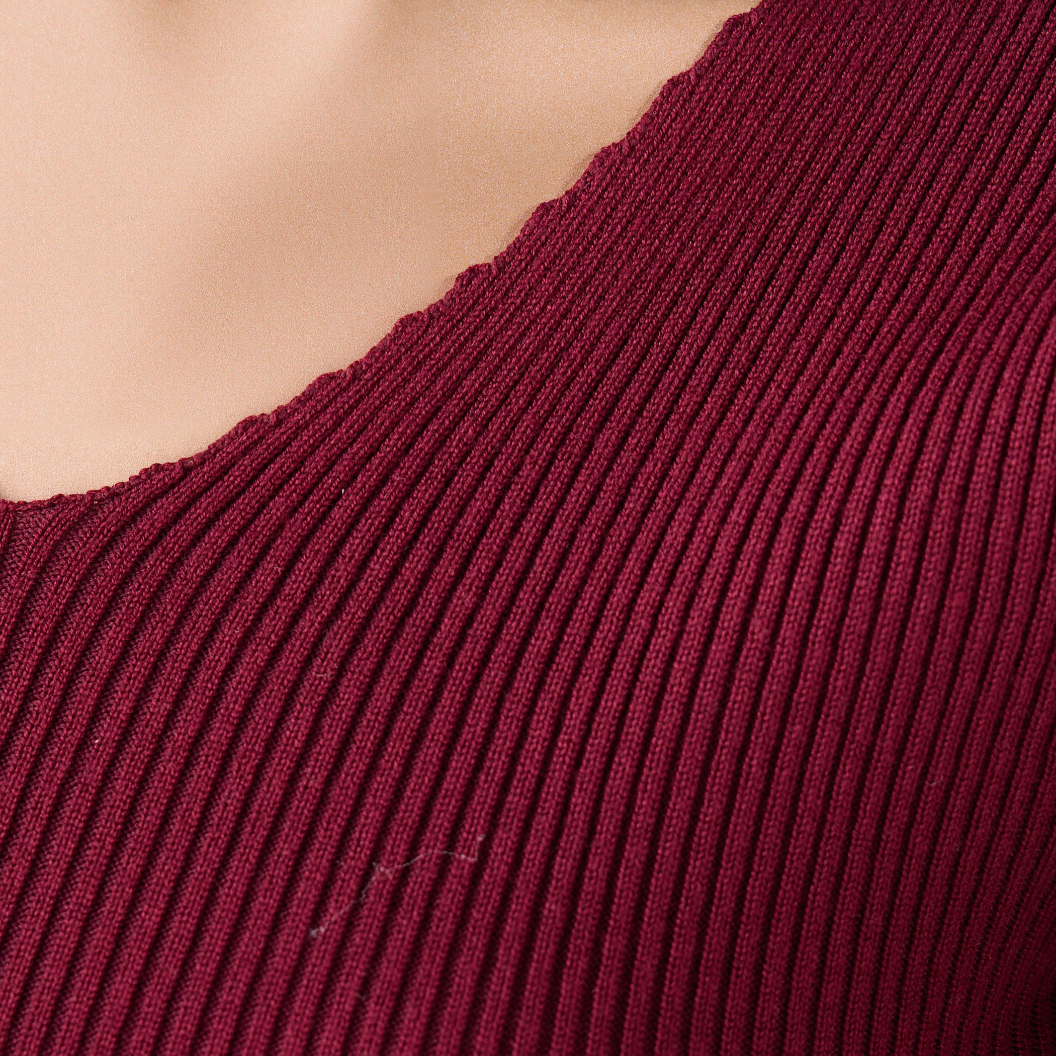 بلوزة تريكو مضلعة بياقة حرف V وأكمام قصيرة-women-clothing-tshirts-image-5