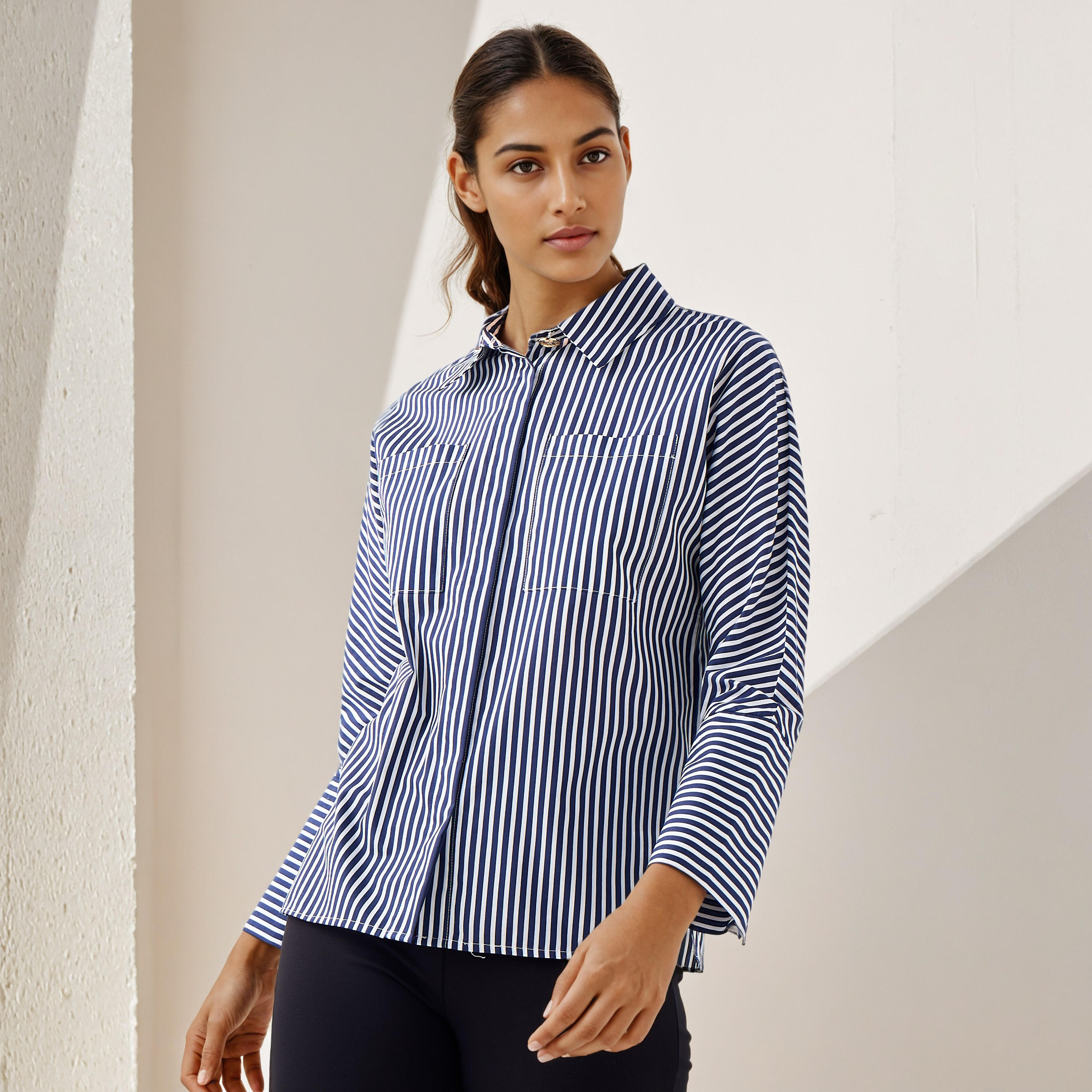 قميص مقلم بقصة عادية وياقة وجيوب على الصدر-women-clothing-shirtsandblouses-shirts-image-5